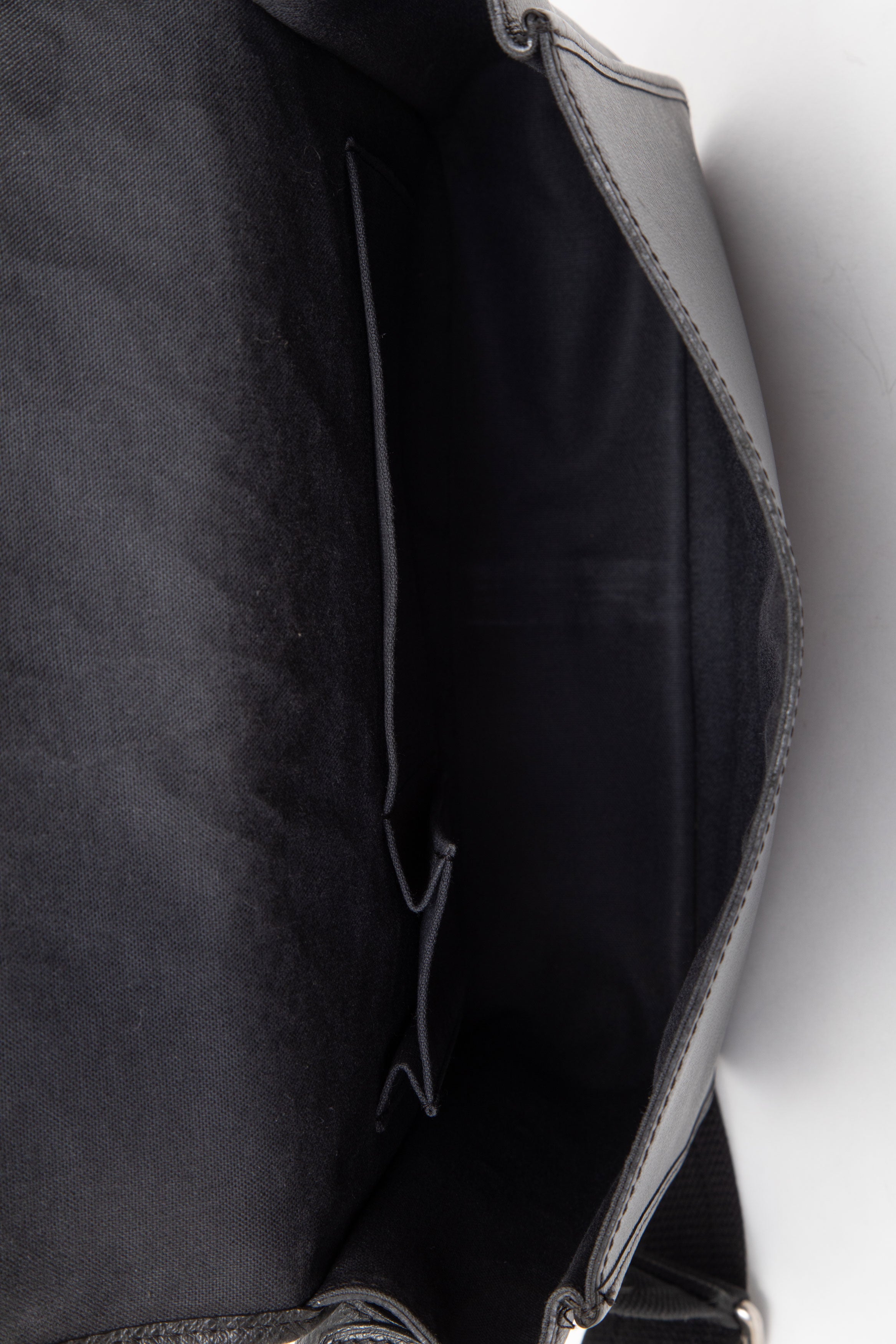 Louis Vuitton 2007 Black Taiga Andrei Messenger Bag