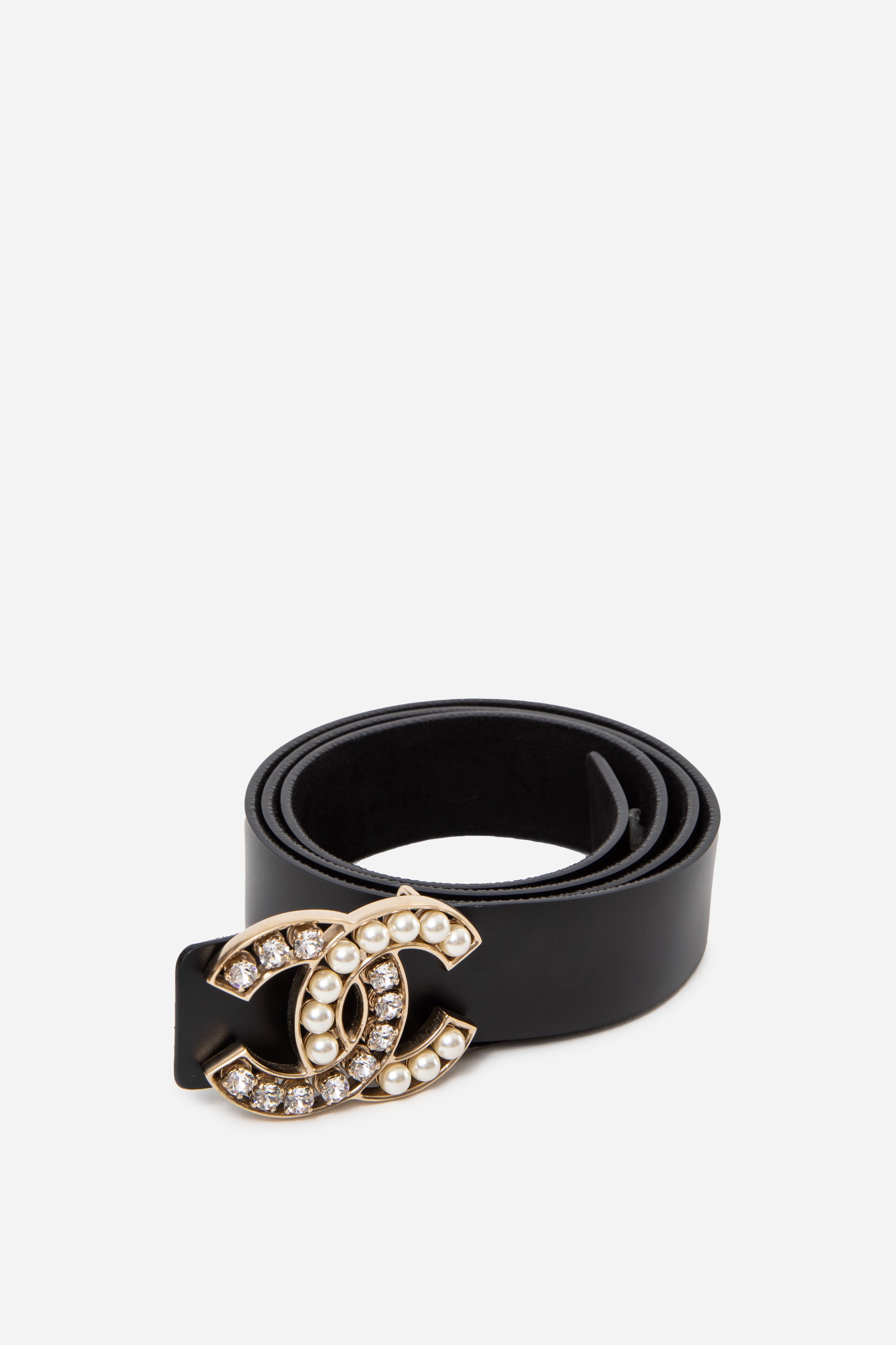 Pre-Owned Chanel 28mm Pearl & Crystal CC Logo Leather Belt