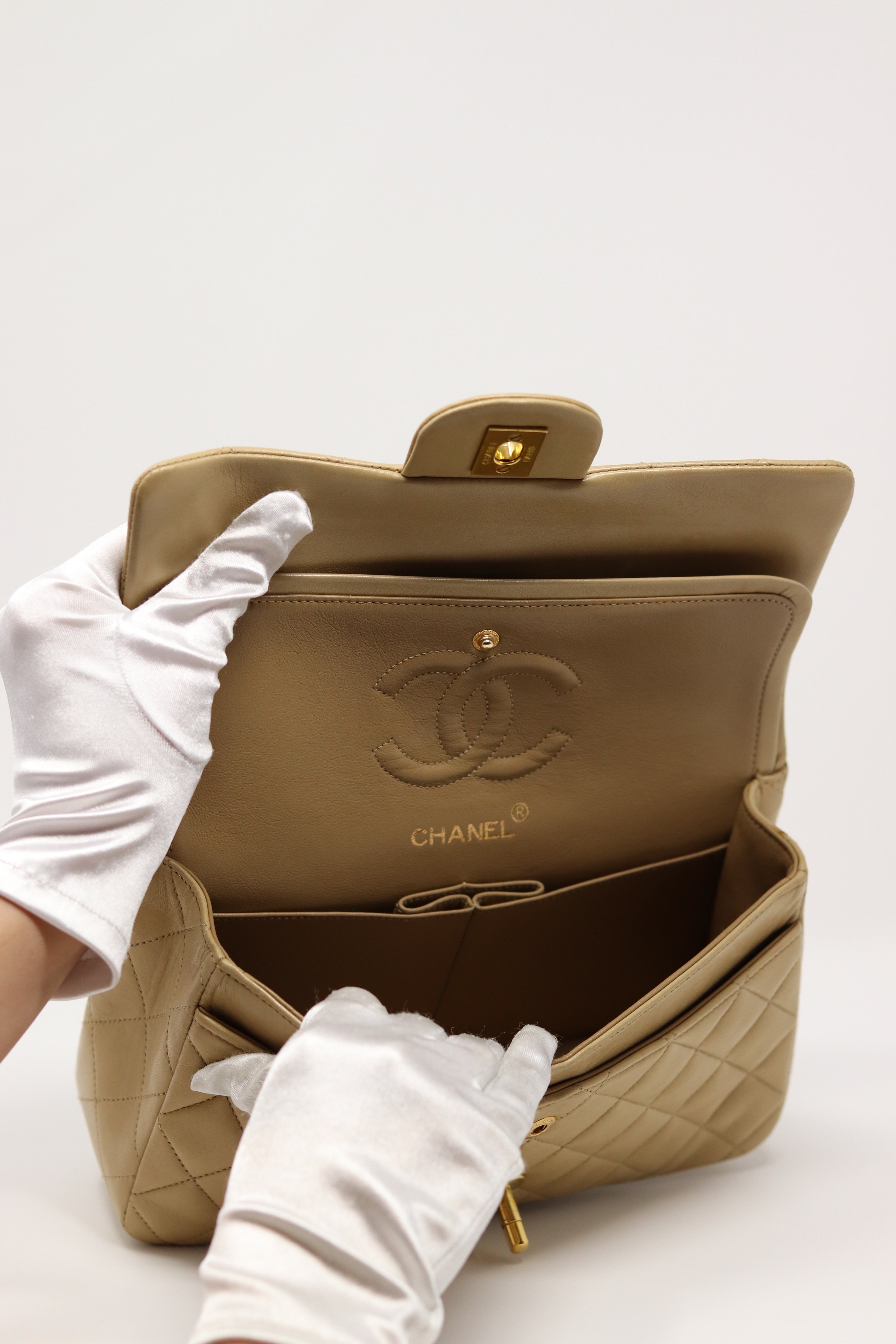 Pre-Owned CHANEL Beige Lambskin Classic Double Flap Small