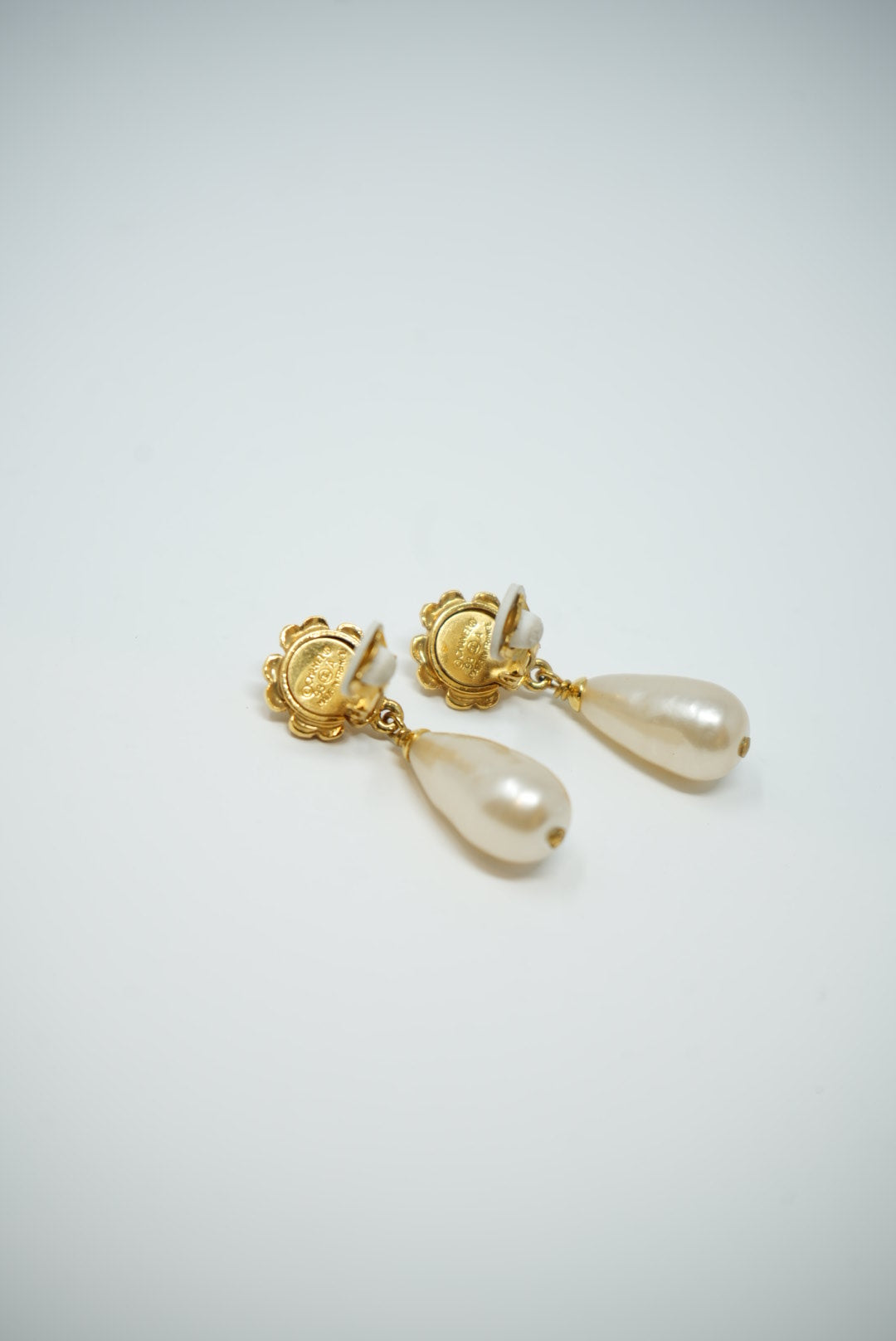 Pre-Owned CHANEL 1993 Camila Pearl Earrings Clip-On