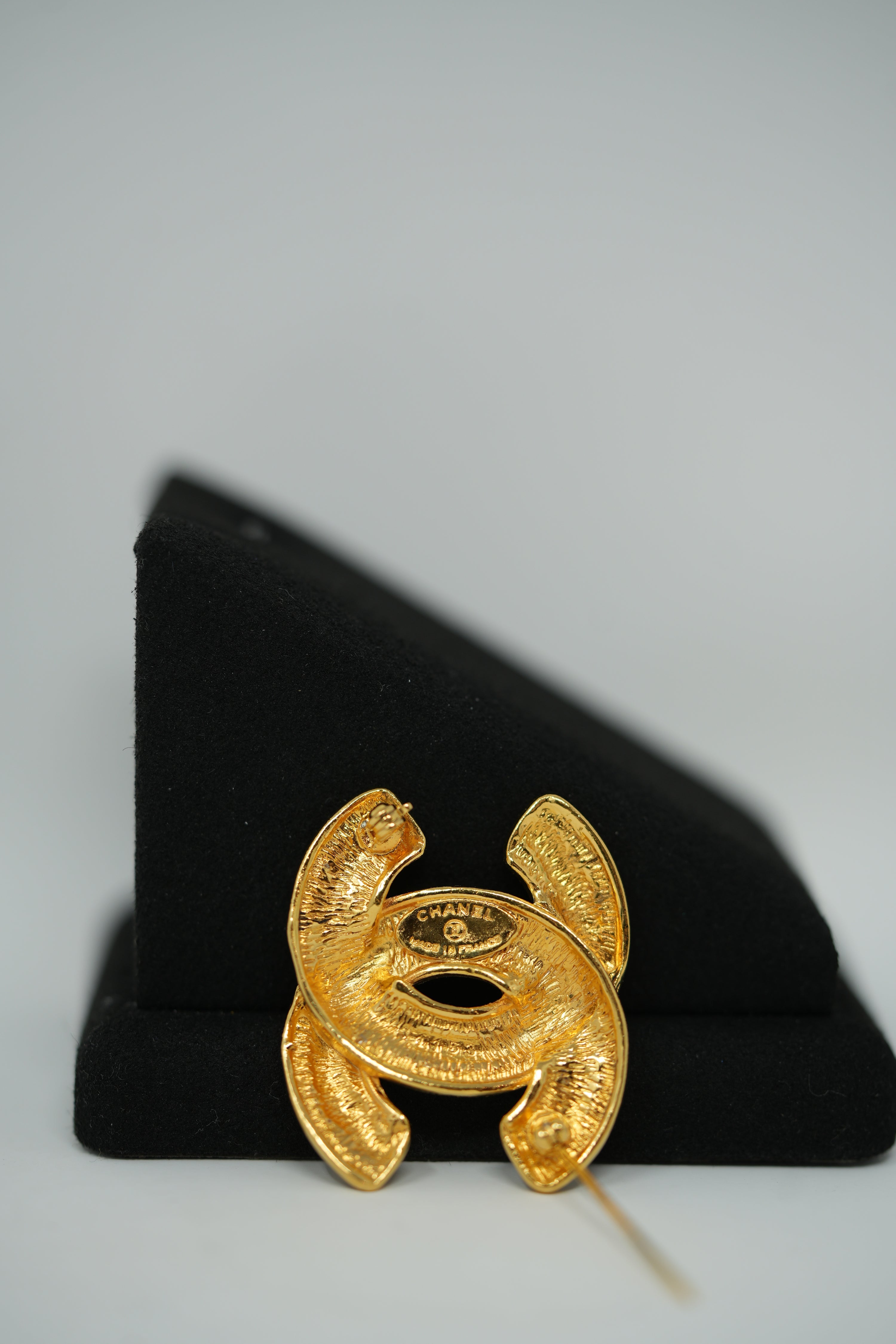 Pre-owned CHANEL 80's Quilted CC Brooch Small