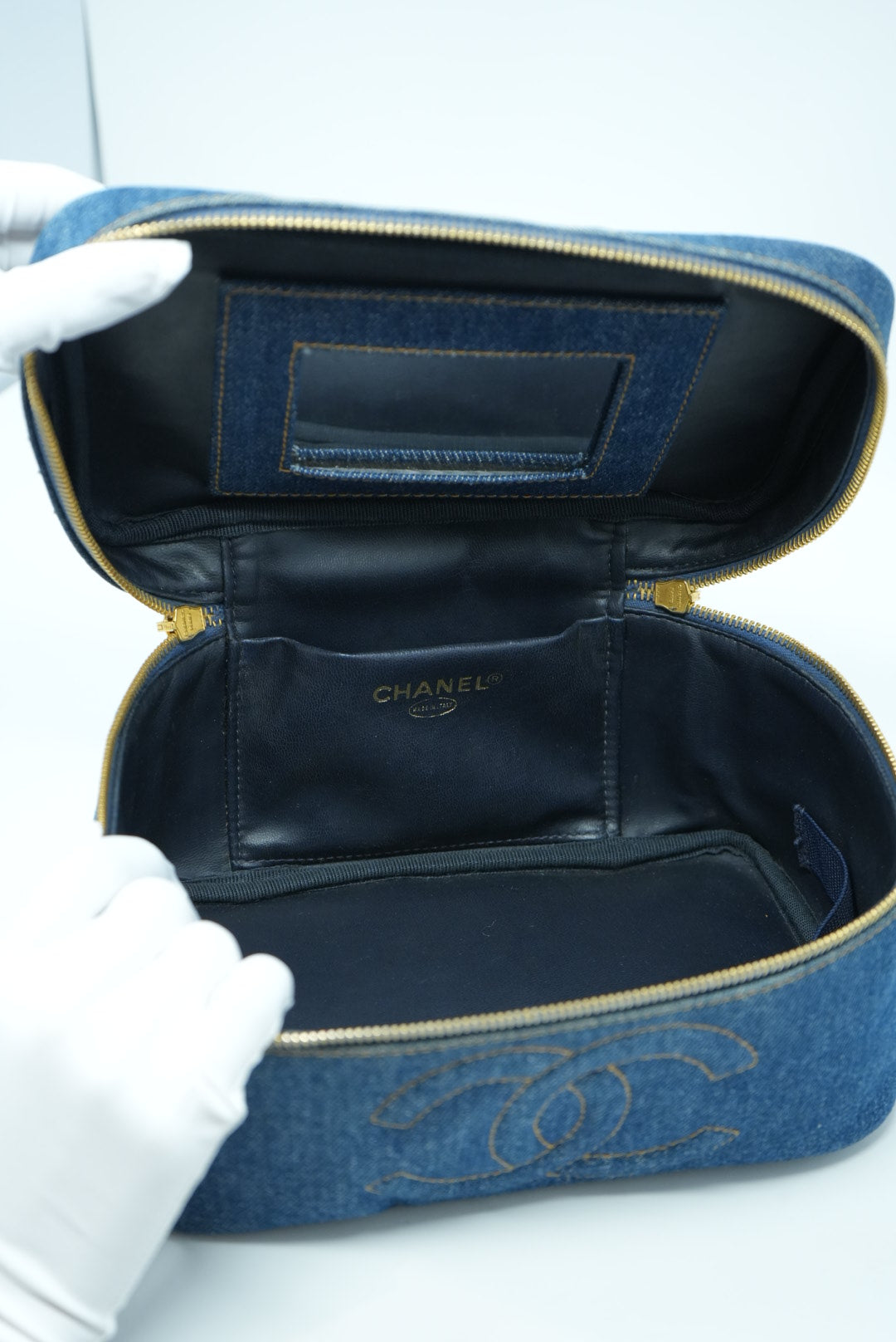 Pre-Owned Chanel Cosmetic Vanity Handbag Indigo Denim