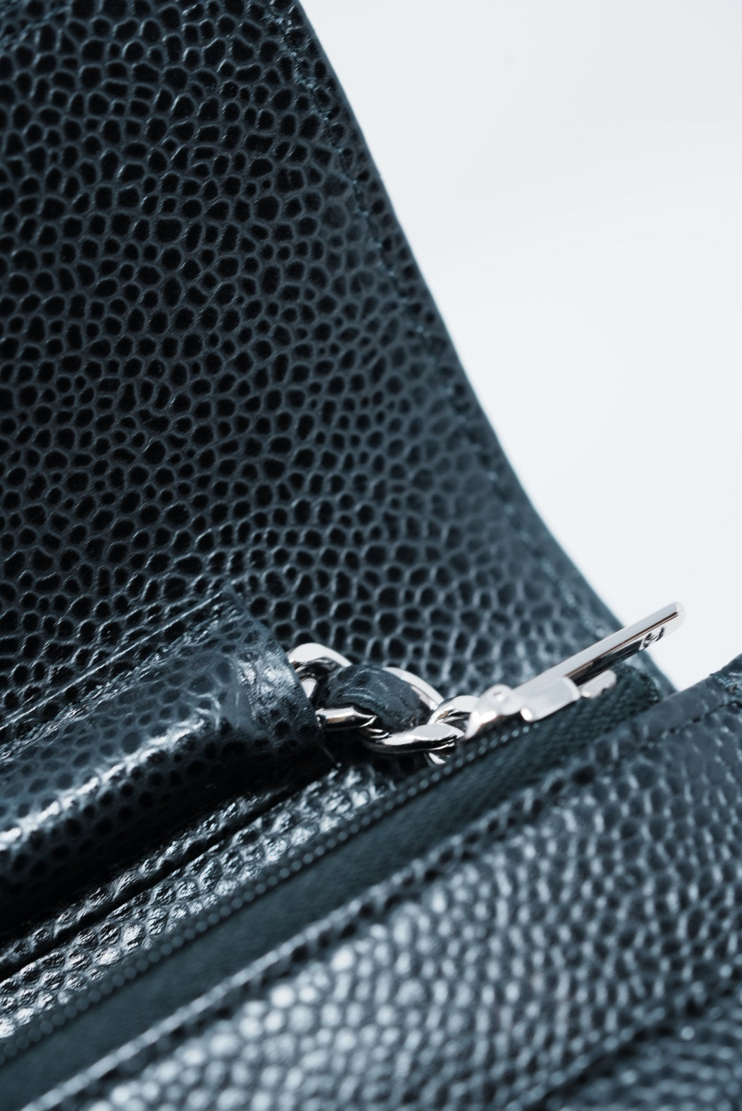 Pre-Owned Chanel Caviar Wallet On Chain