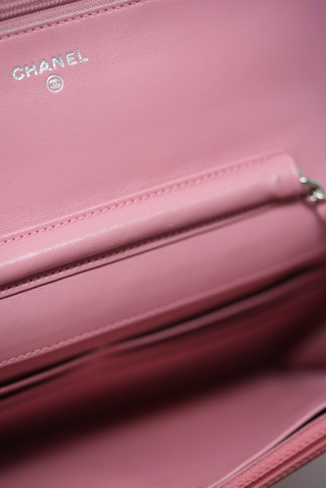 Pre-Owned CHANEl Classic Lambskin Wallet On Chain