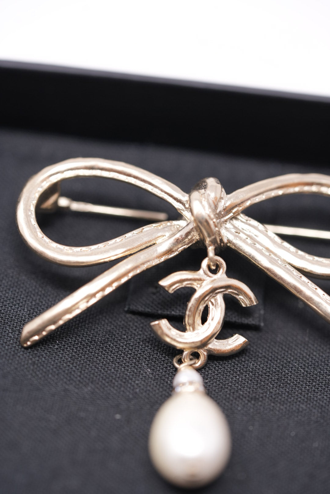 Pre-Owned Chanel Bowtie Faux Pearl Brooch 2022