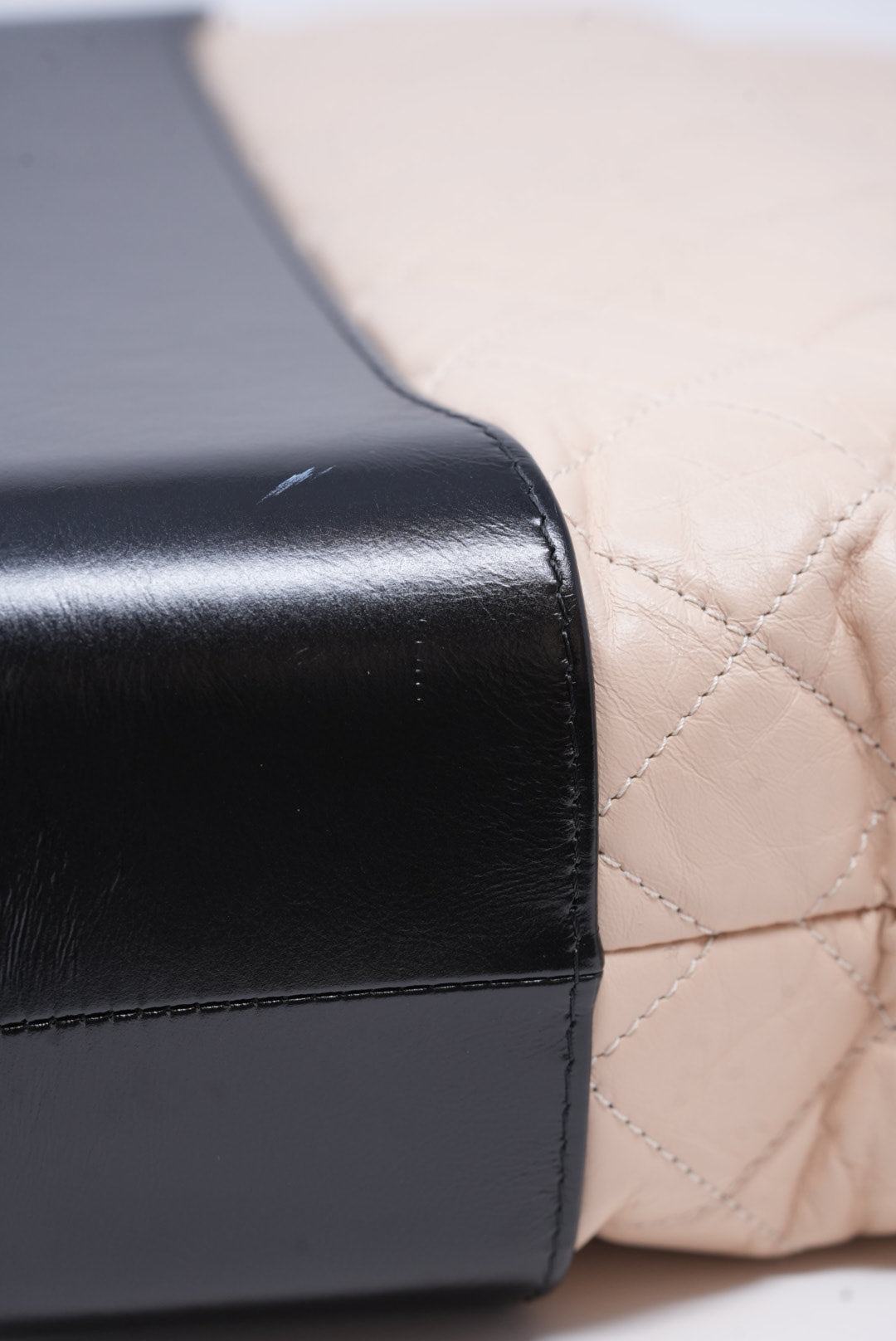 Pre-Owned Chanel 2018-2019 Gabrielle Hobo Medium Beige/Black