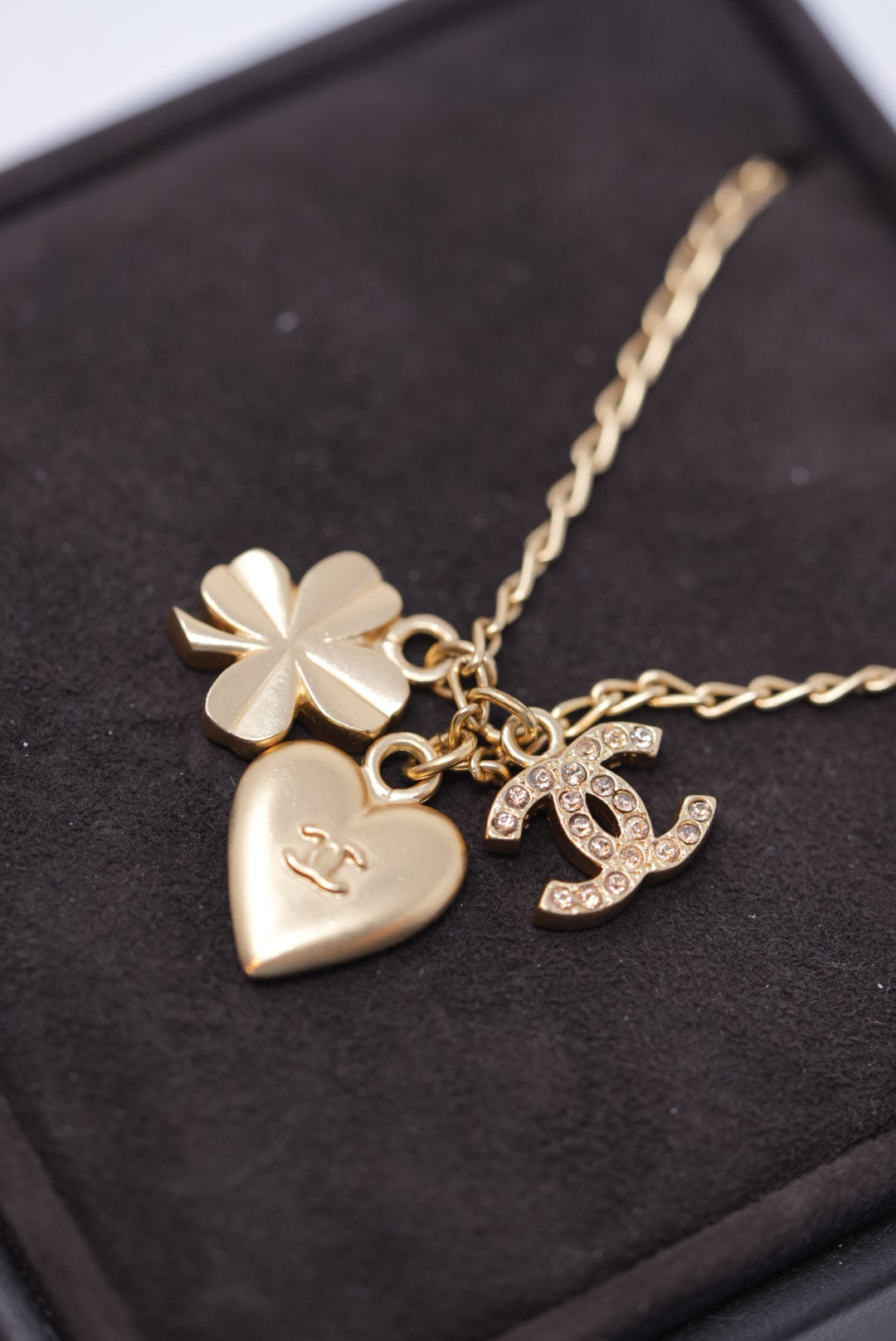 Pre-Owned Chanel 2002 Heart CC Necklace