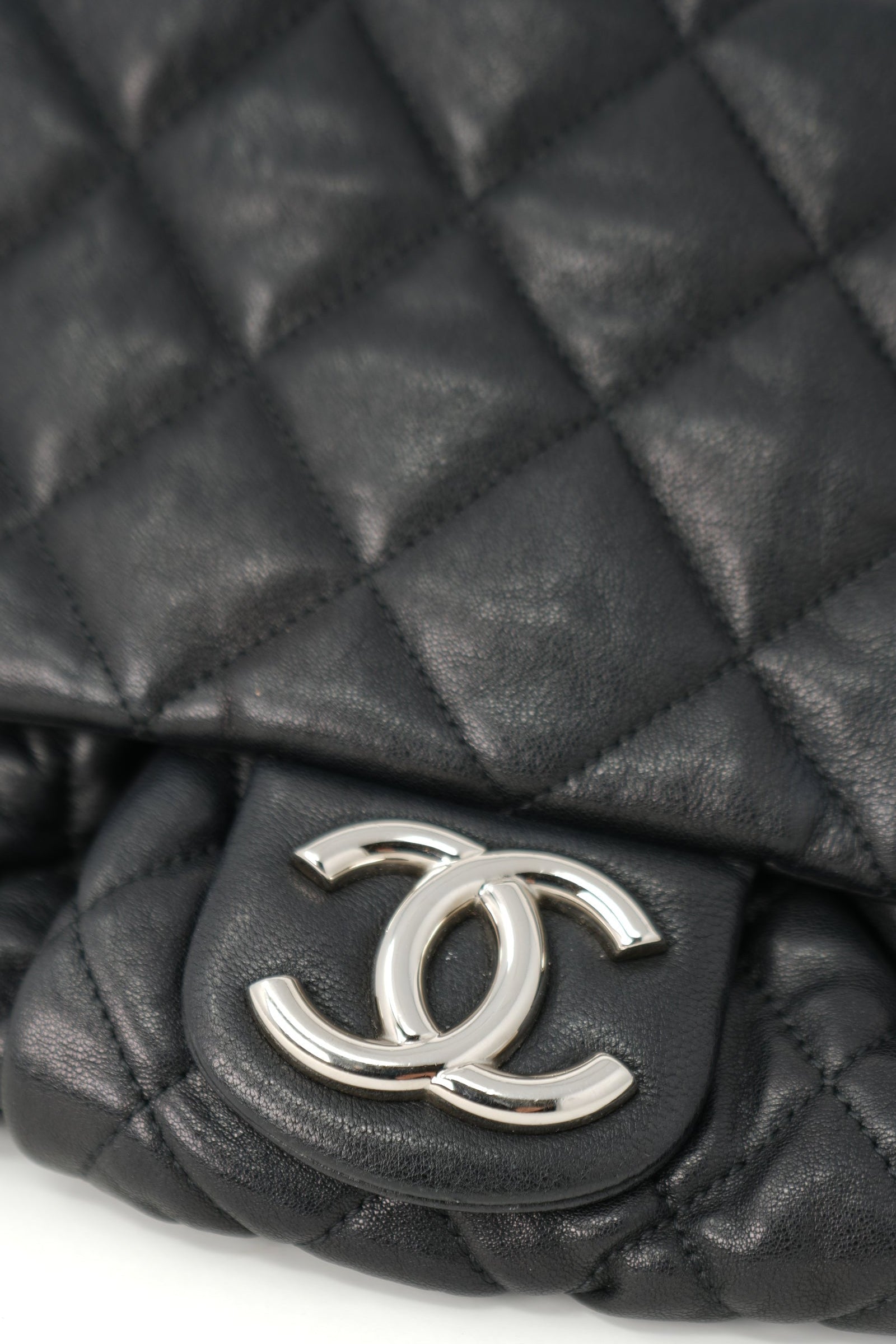 Pre-Owned Chanel Washed Lambskin Quilted Large Chain Around Bag Black