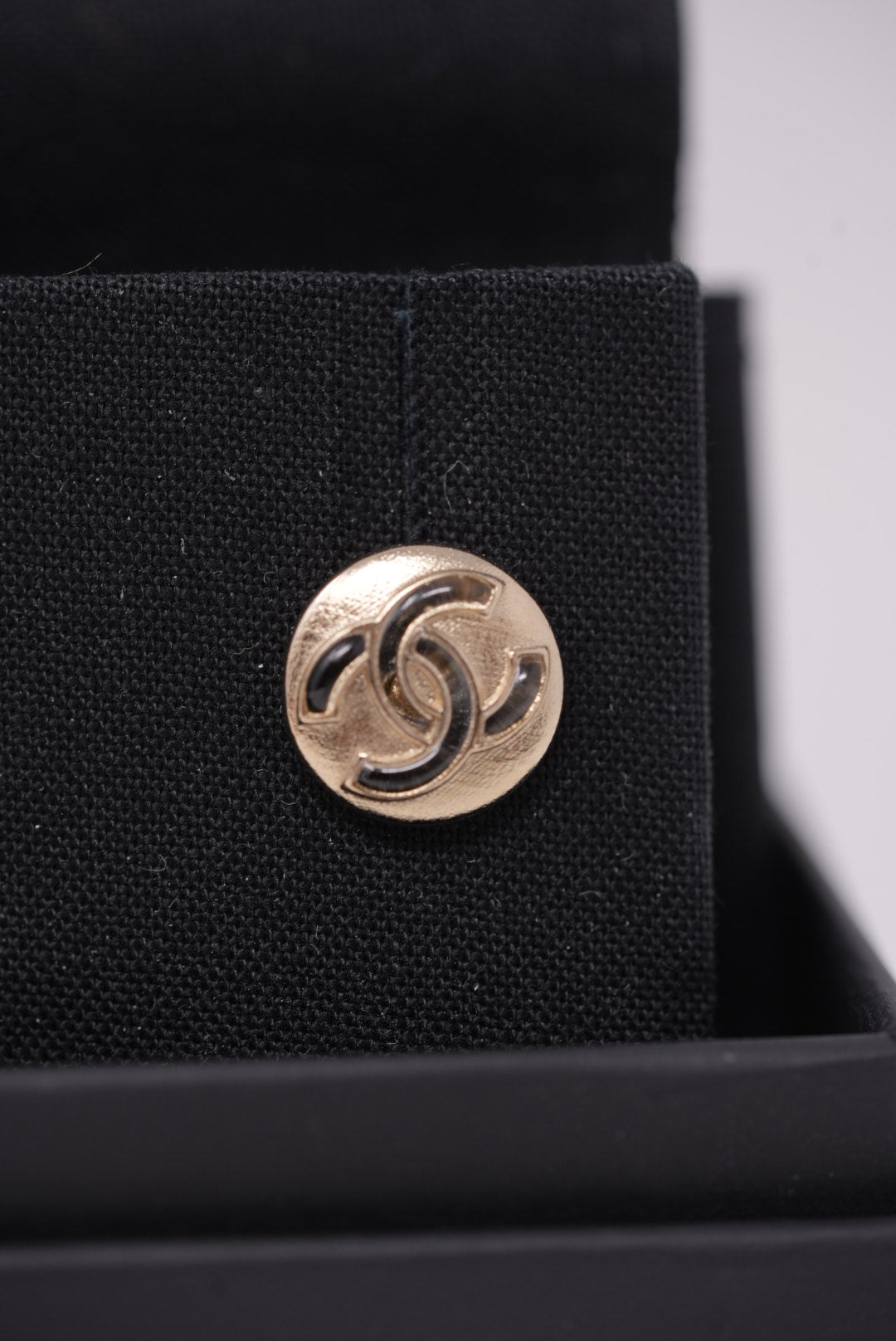 Pre-Owned Chanel Round CC Earrings 2018