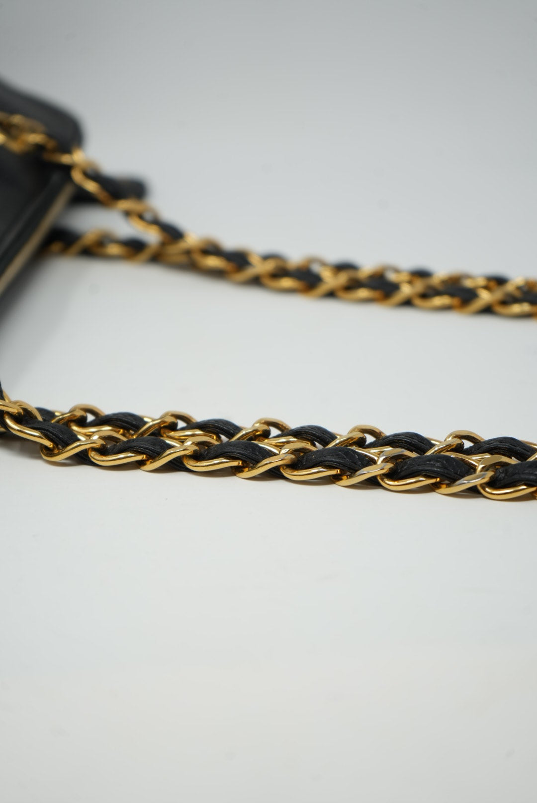 Pre-Owned Chanel Black Caviar Shoulder Bag zipper replaced