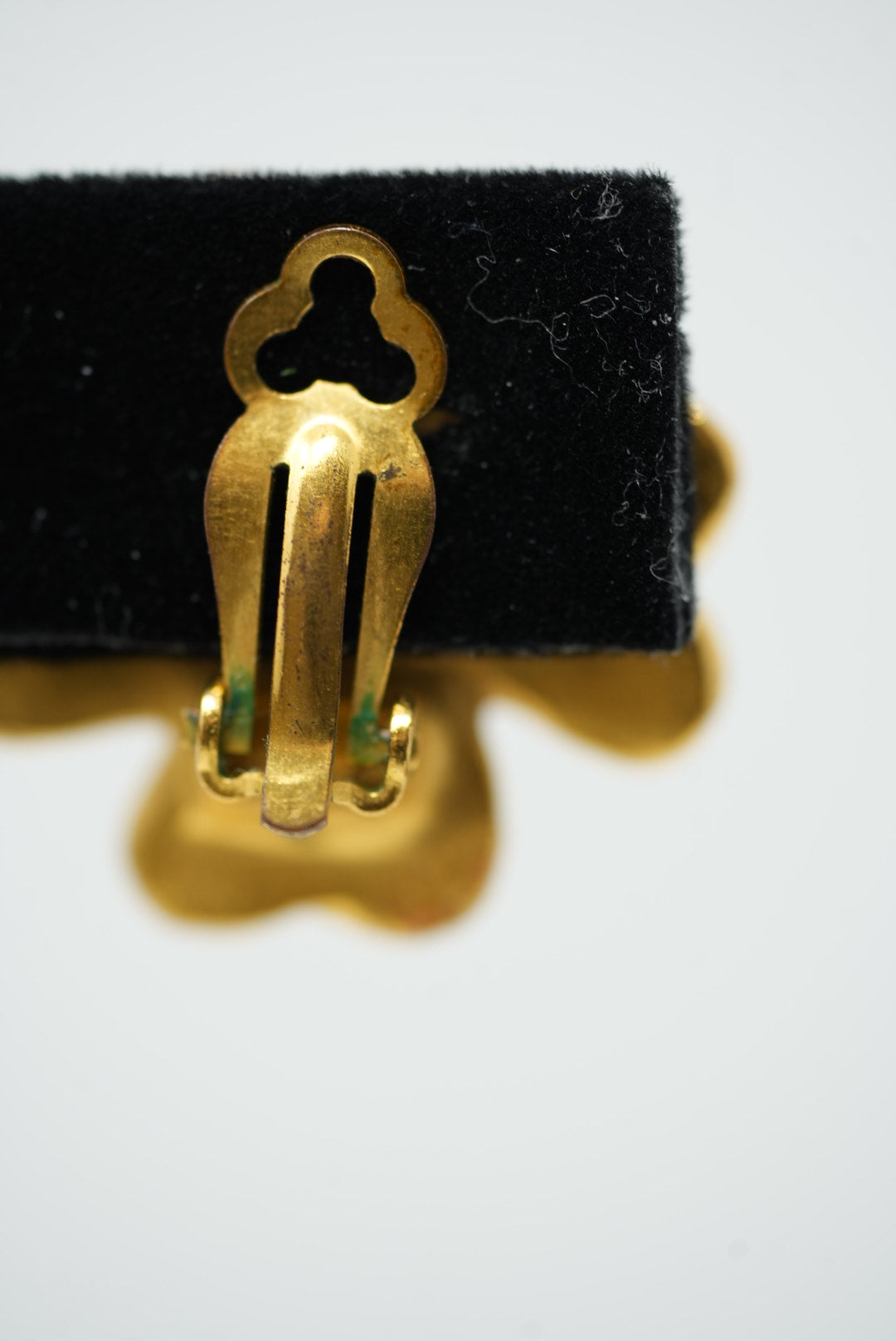 Pre-Owned Chanel 1995 Clover Earrings Clip-On