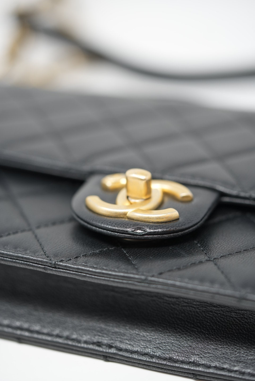 Pre-owned Chanel Lambskin Pearl Wallet On Chain