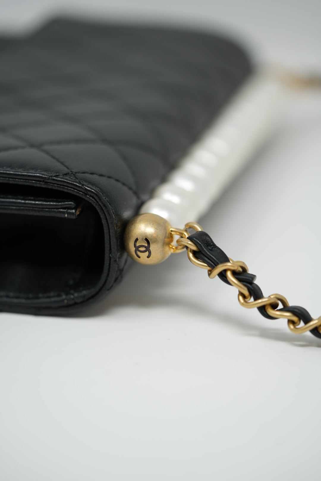 Pre-owned Chanel Lambskin Pearl Wallet On Chain