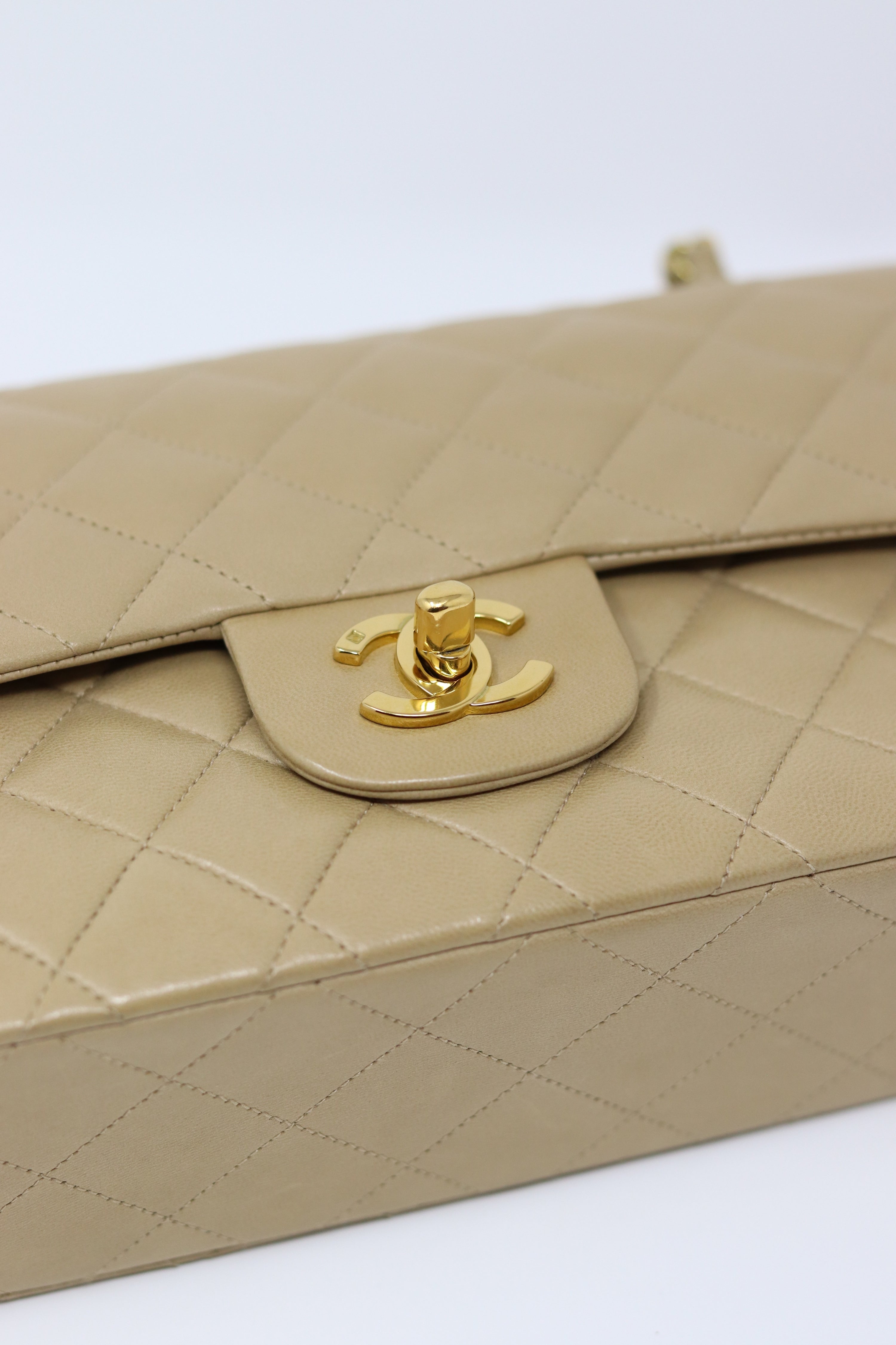 Pre-Owned CHANEL Beige Lambskin Classic Double Flap Small