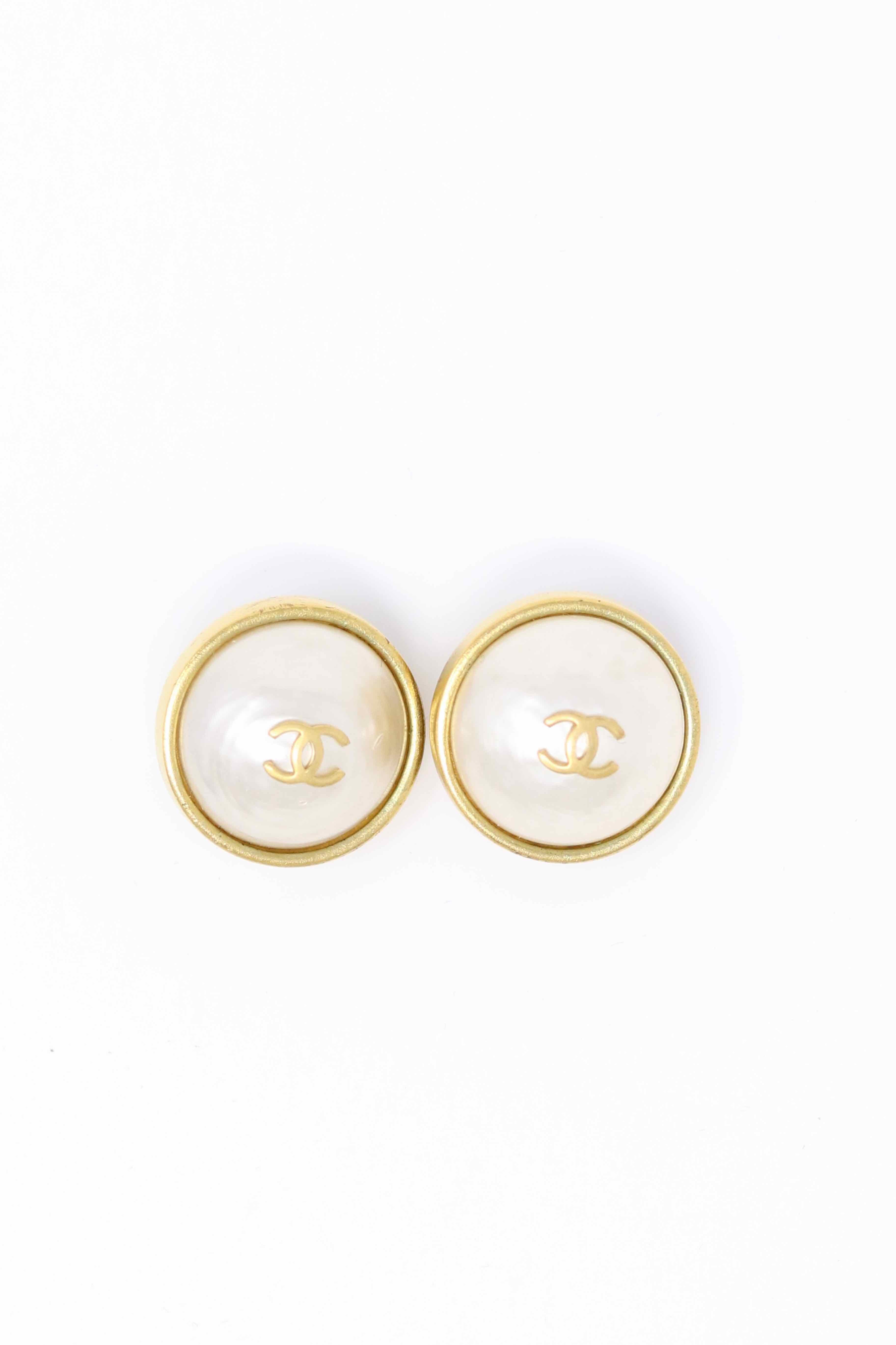 Pre-Owned Chanel Round CC Faux Pearl Earrings Clip-On