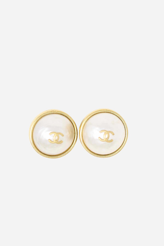 Pre-Owned Chanel Round CC Faux Pearl Earrings Clip-On