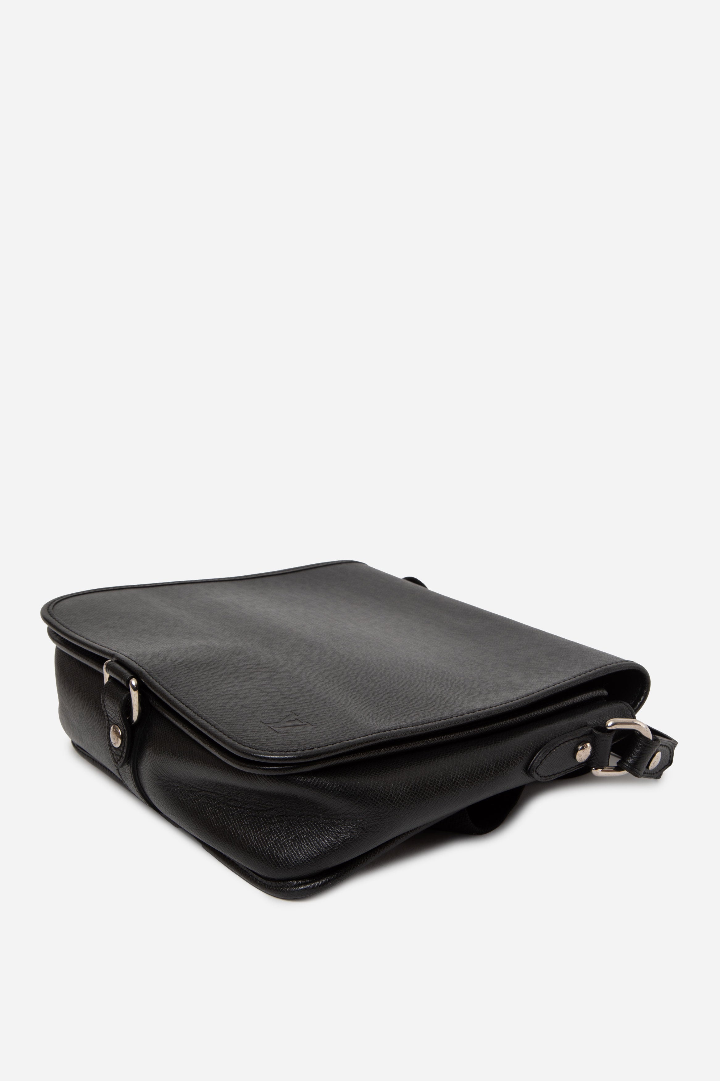 Louis Vuitton 2007 Black Taiga Andrei Messenger Bag