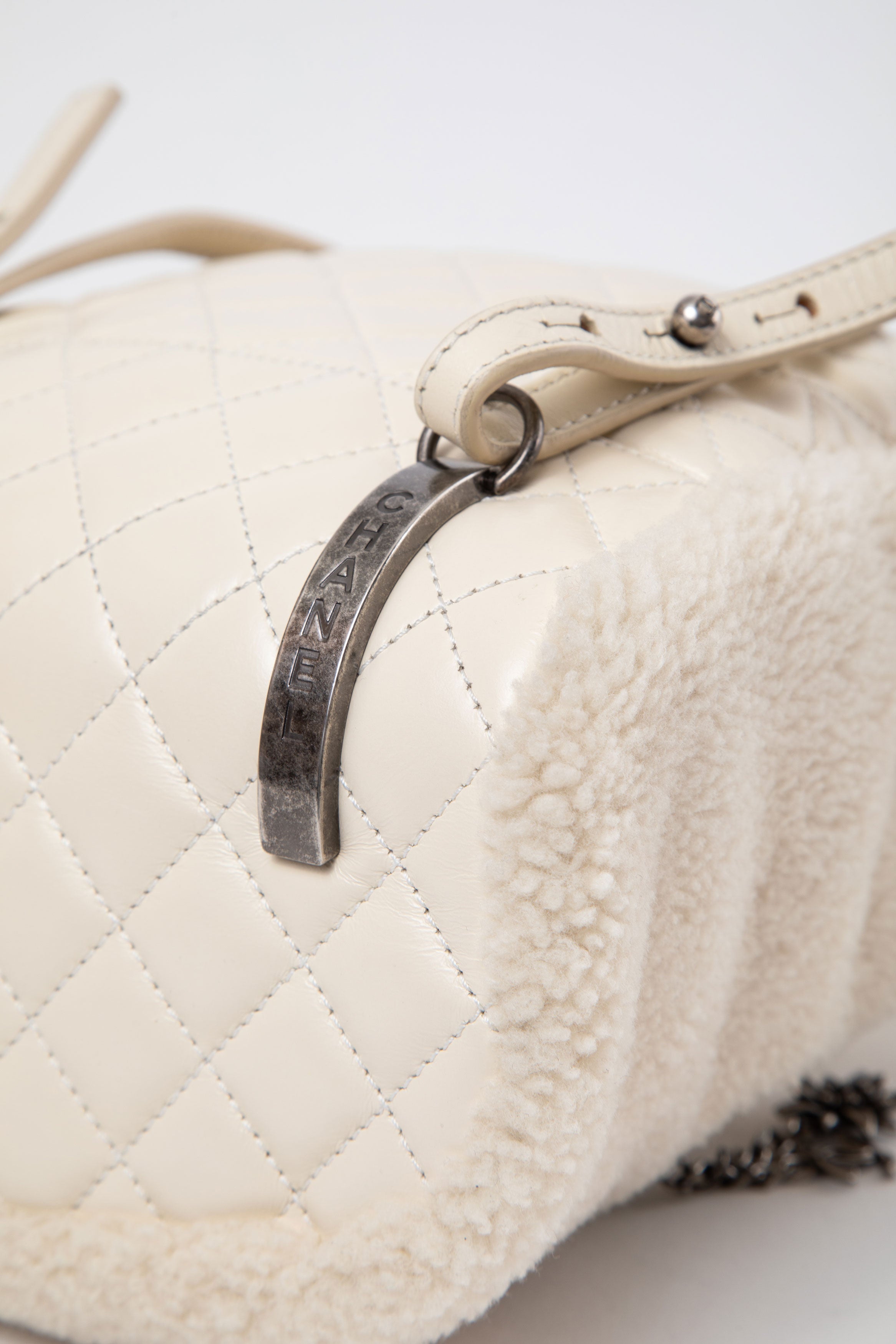 Pre-Owned Chanel 2015–2016 White Shearling/Calf Salzburg Backpack