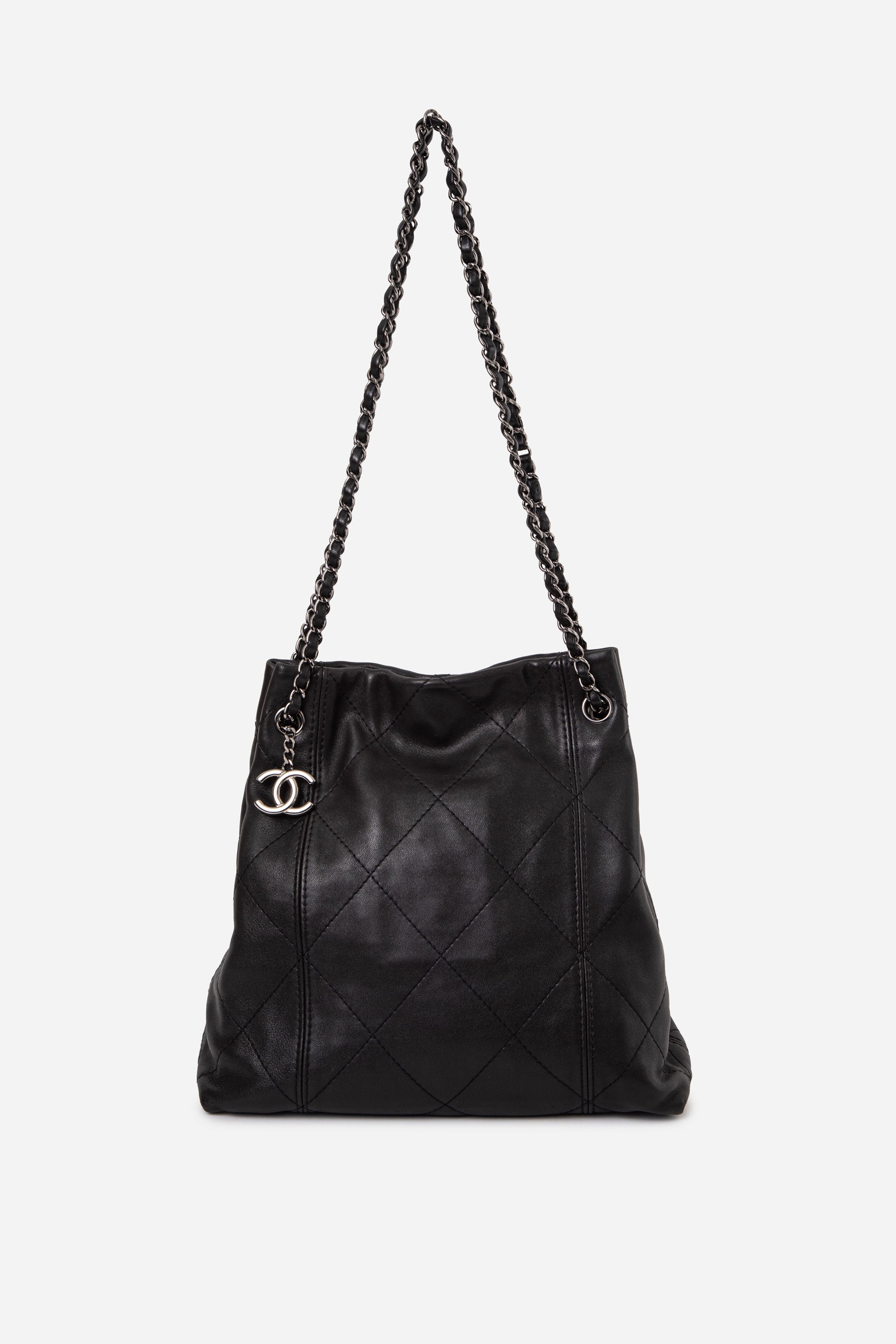 Pre-Owned Chanel 2011 Black Lambskin Soft Touch Bucket Bag