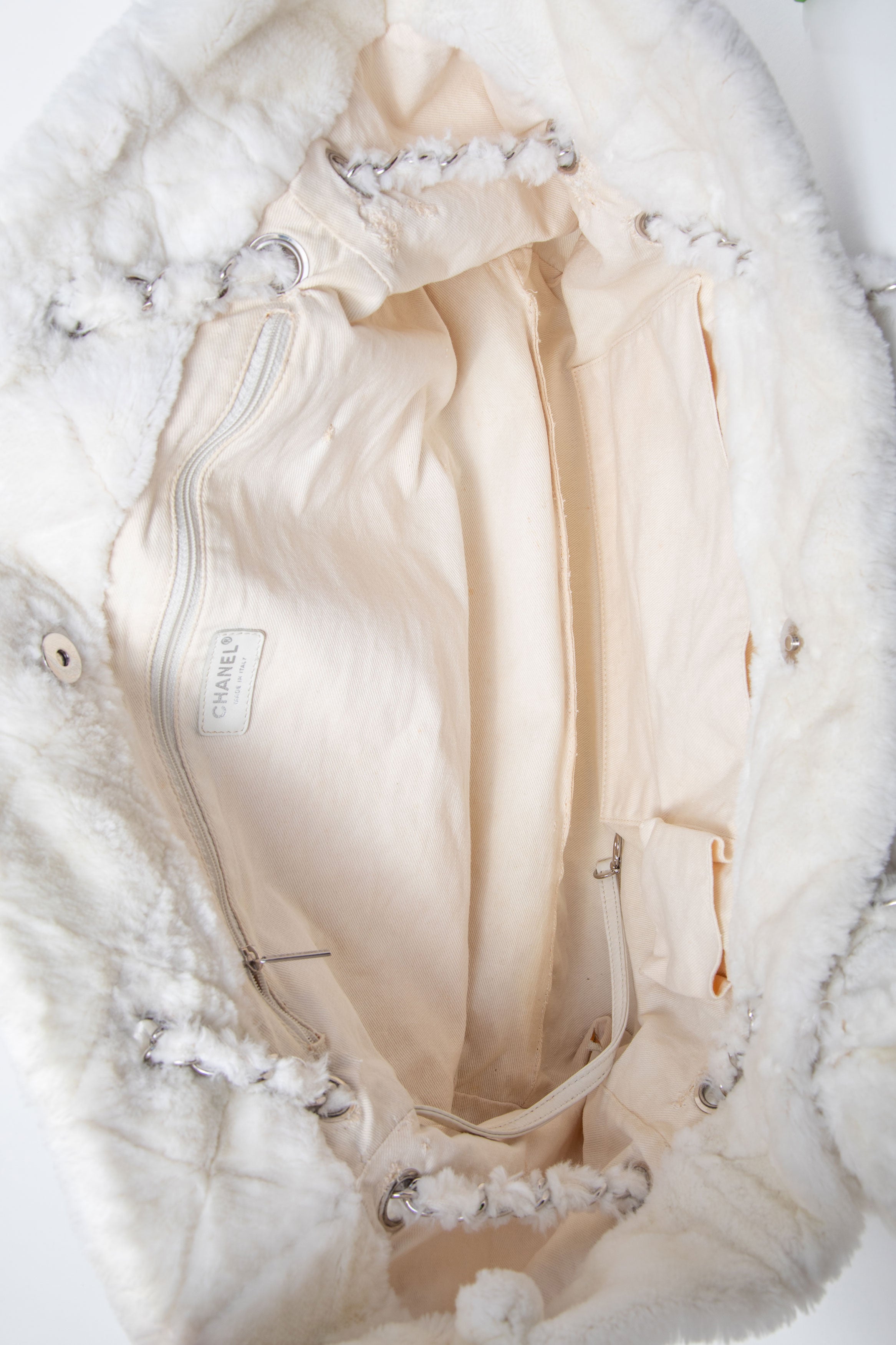 Pre-Owned Chanel 2010 White Quilted Fantasy Fur Camellia Tote