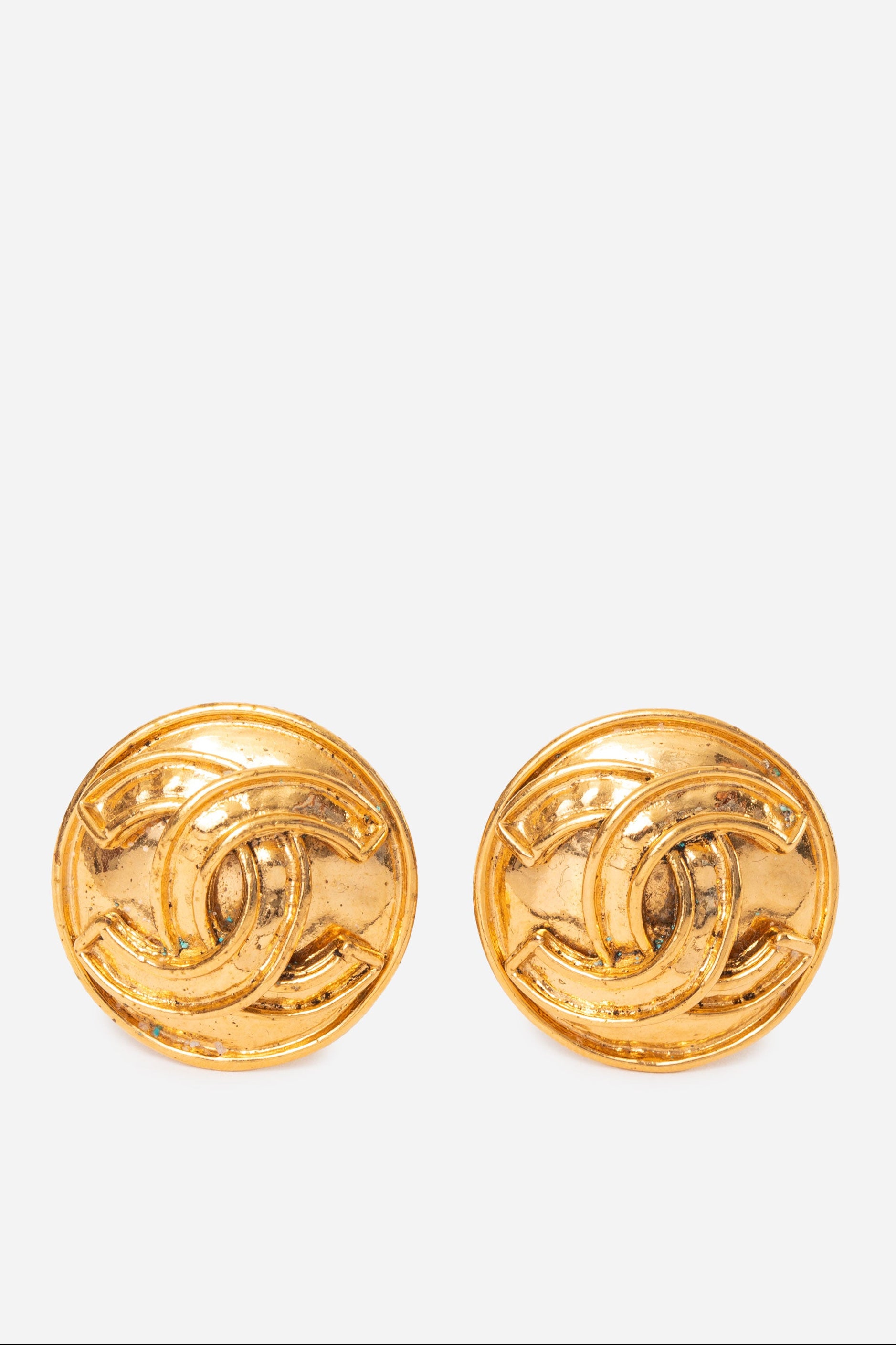 Pre-Owned Chanel Round CC earrings Clip-on