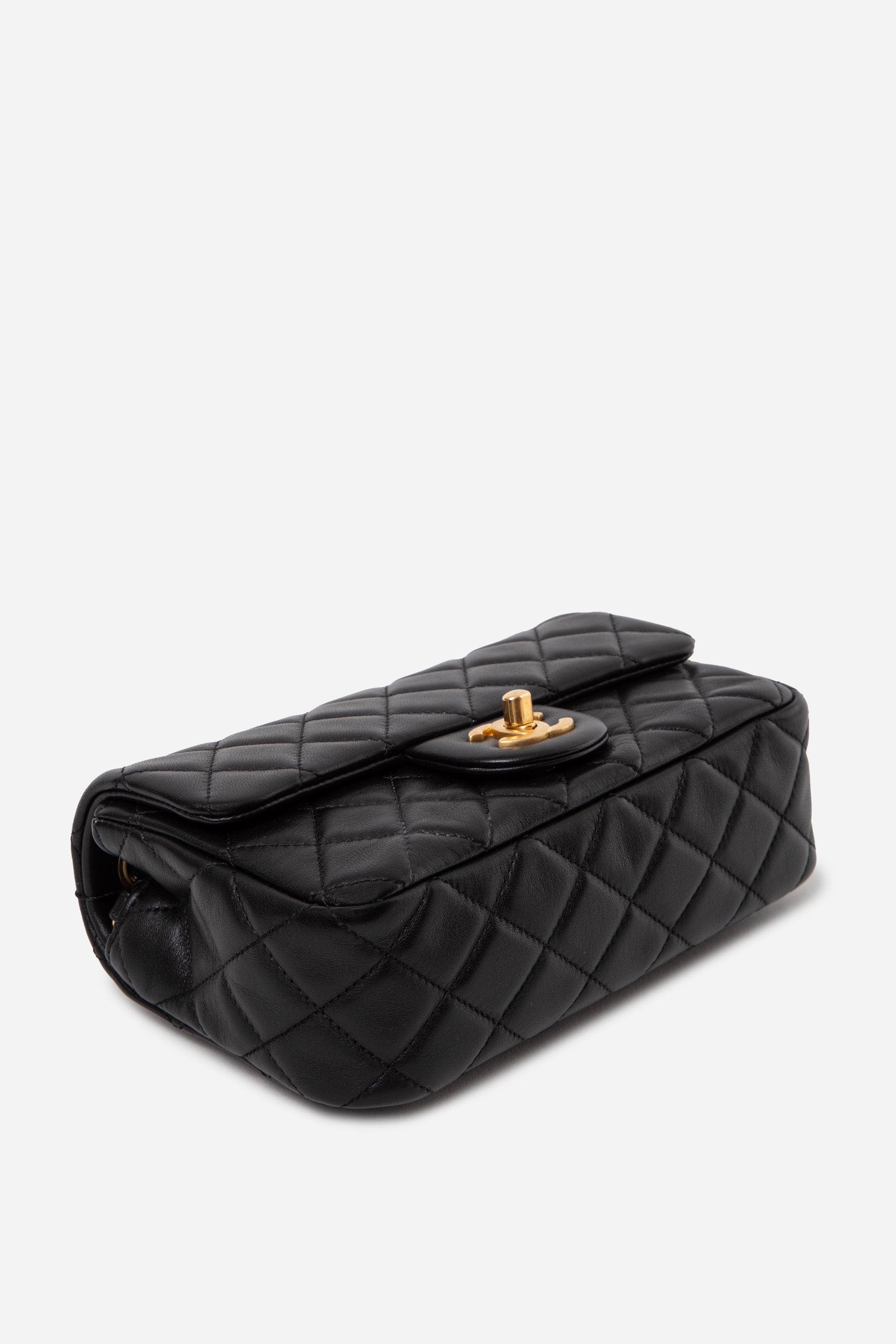Pre-Owned CHANEL 2022 Lambskin Quilted CC Leather Pearl Crush Mini Rec