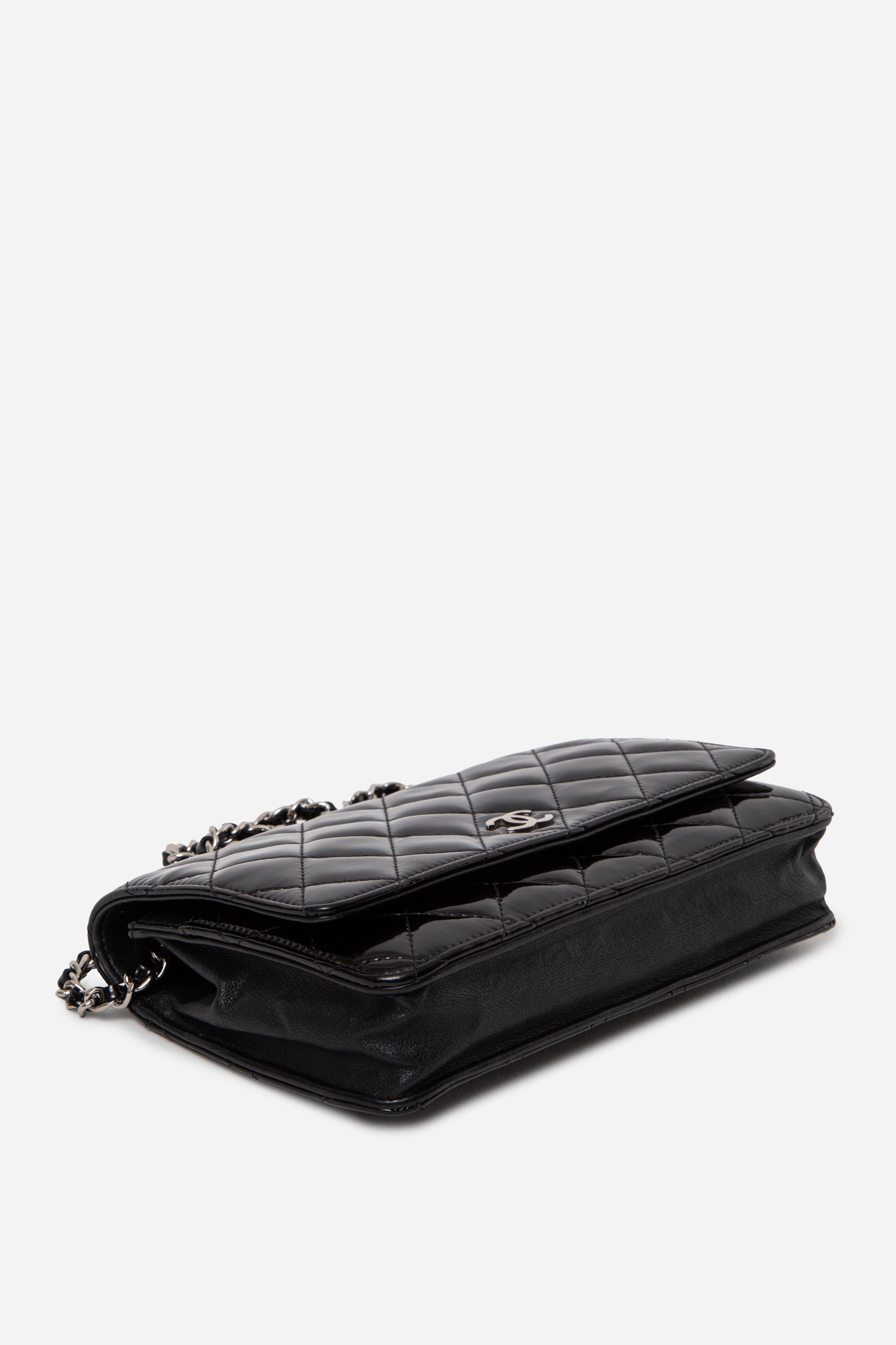 Pre-Owned CHANEL 2011 Black Patent Classic Wallet On Chain