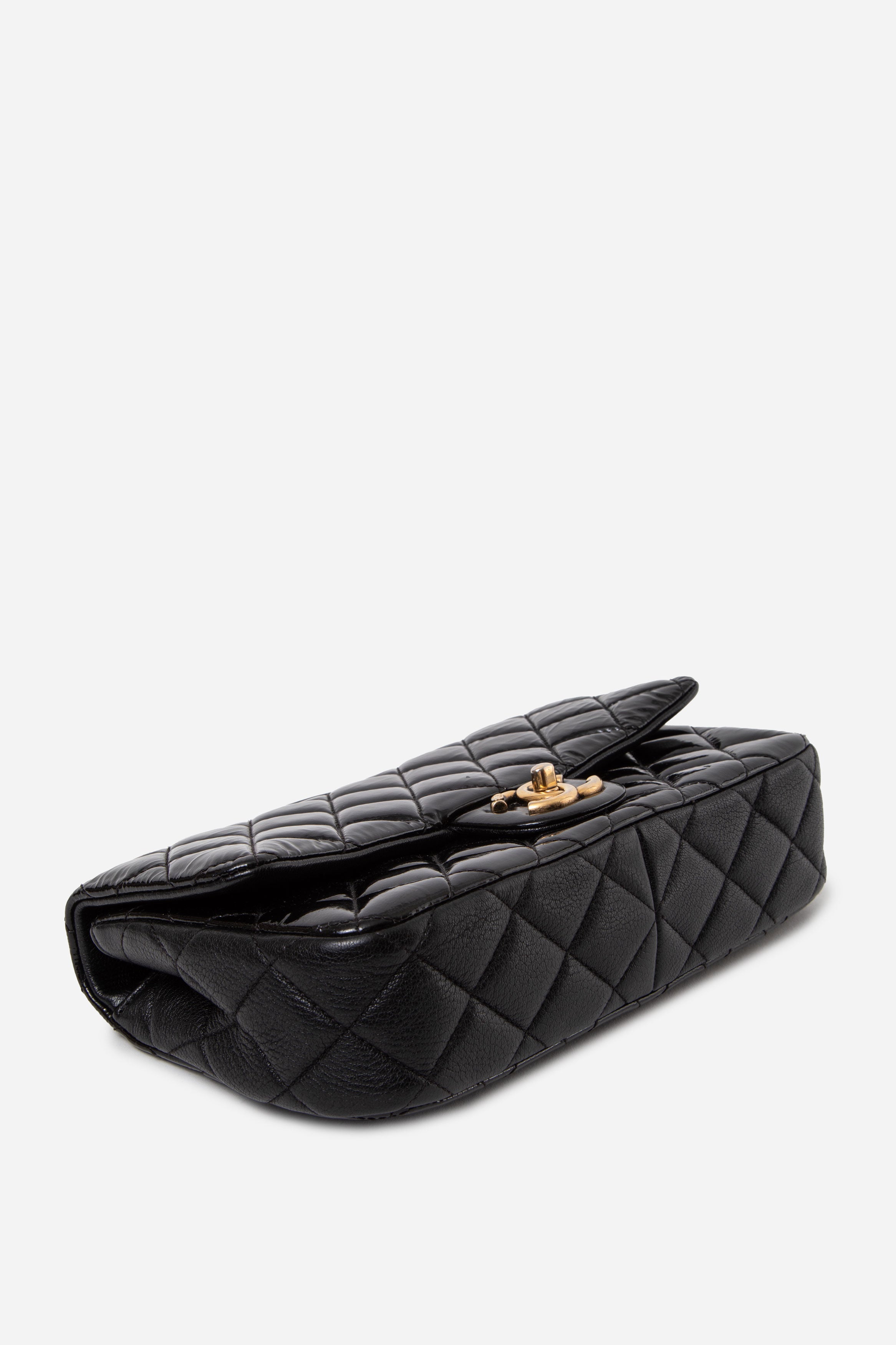 Pre-Owned Chanel 2015-2016 Patent/Calfskin Flap Bag Black