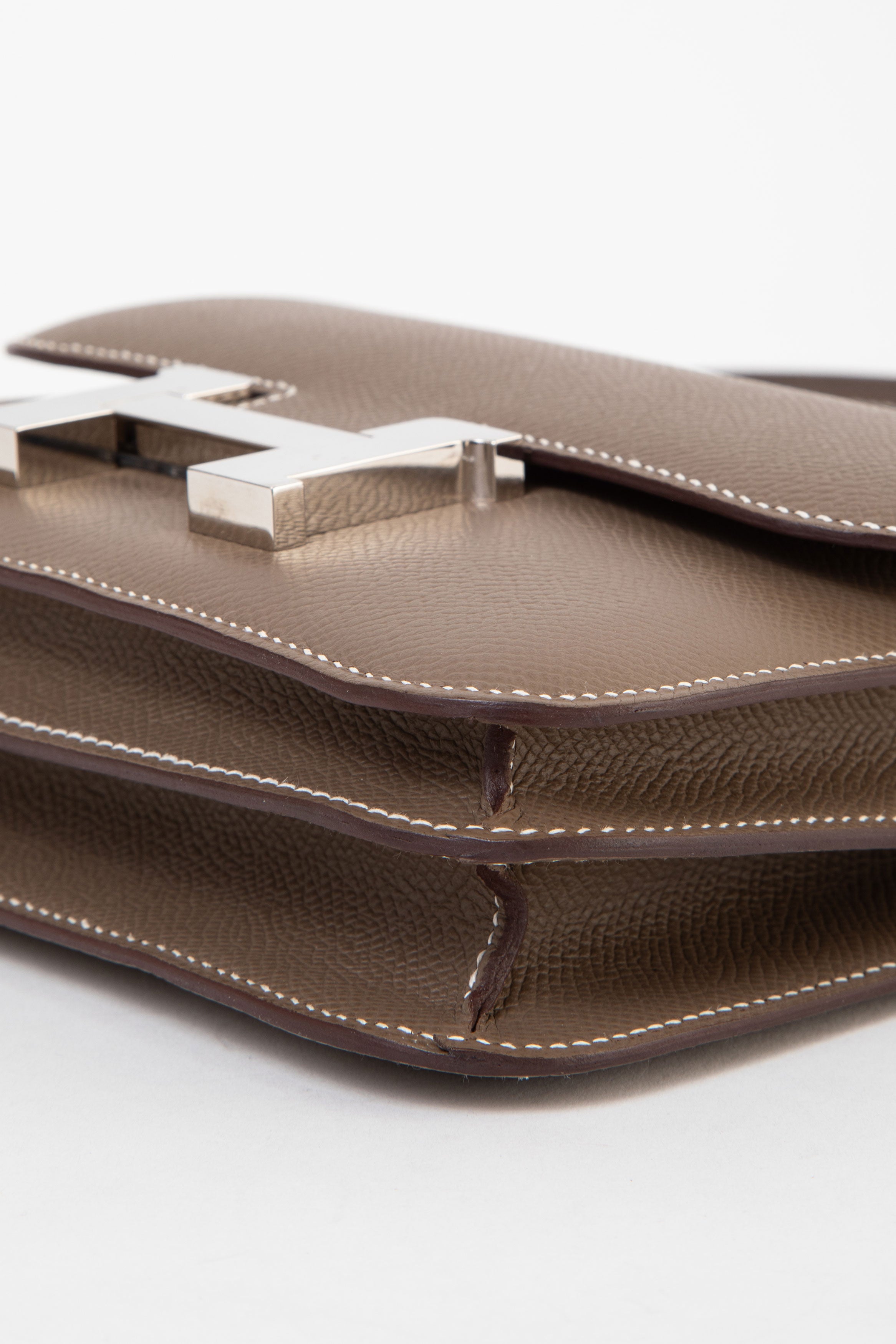 Hermès 2023 Etoupe Epsom Leather Constance 18 PHW