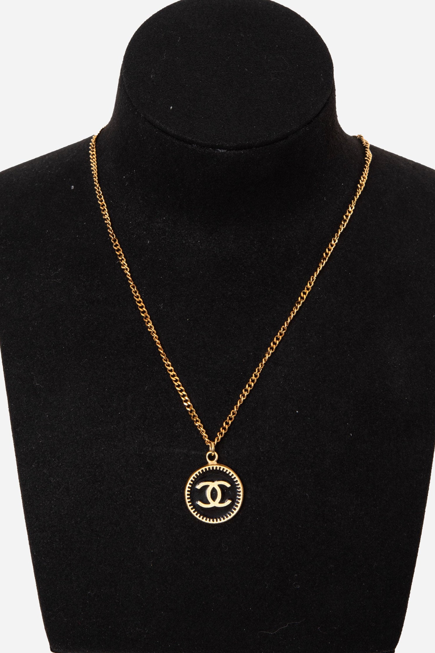 Pre-Owned Chanel 2001 Button CC Logo Necklace