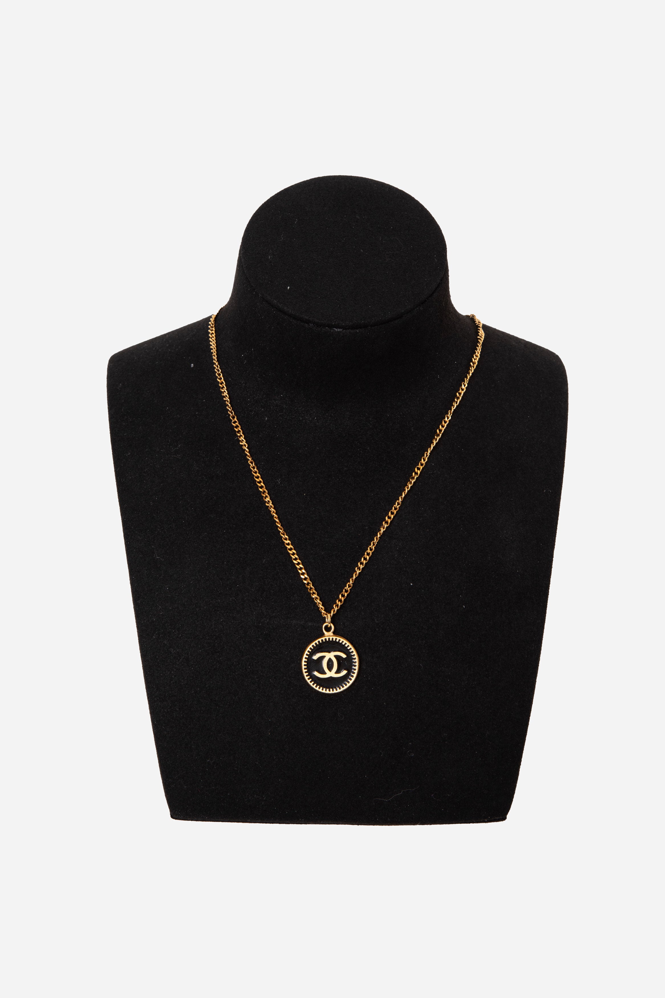 Pre-Owned Chanel 2001 Button CC Logo Necklace