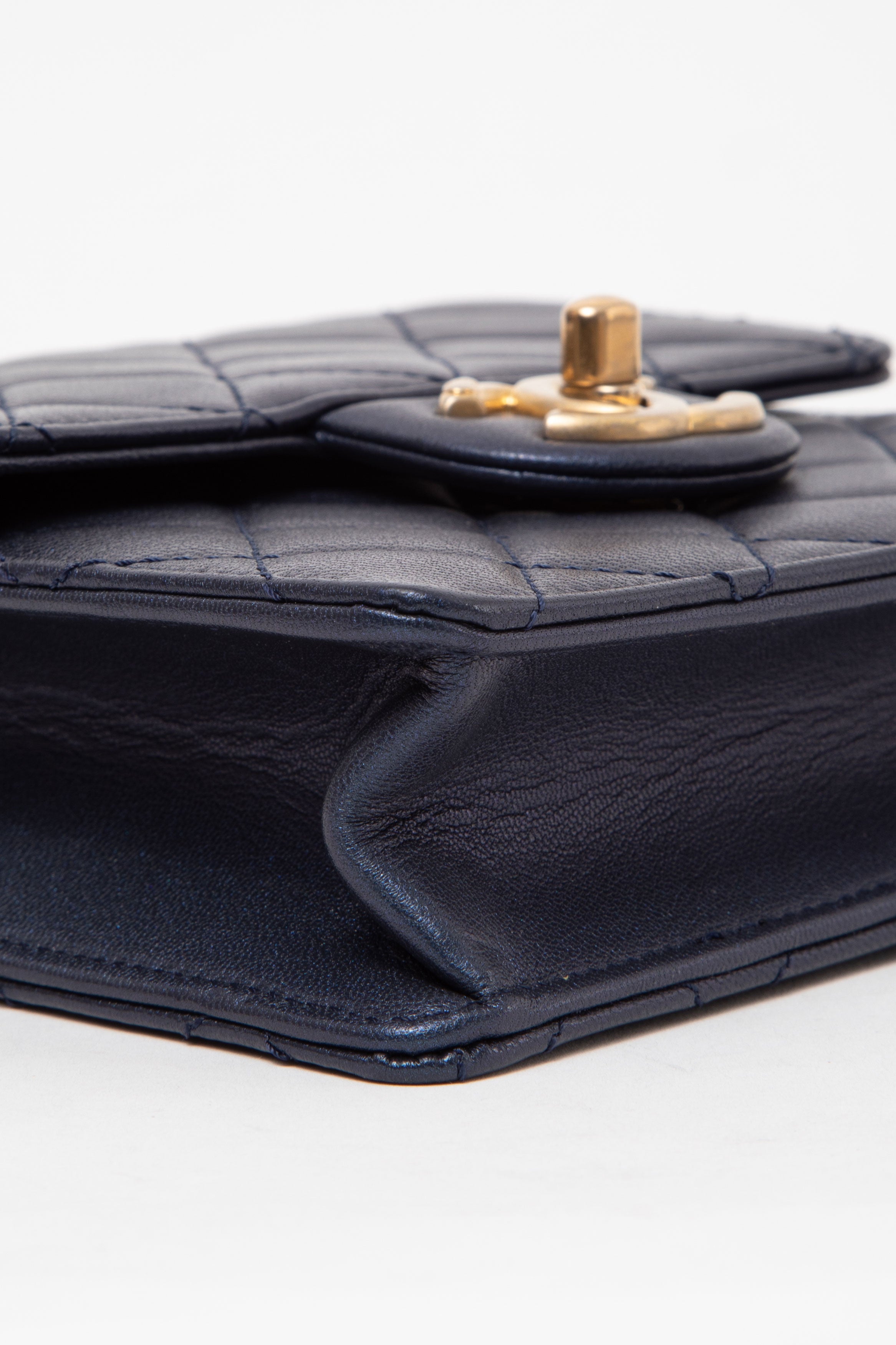 Pre-Owned Chanel 2019 Navy Lambskin Samll Pearl Flap Crossbody Bag