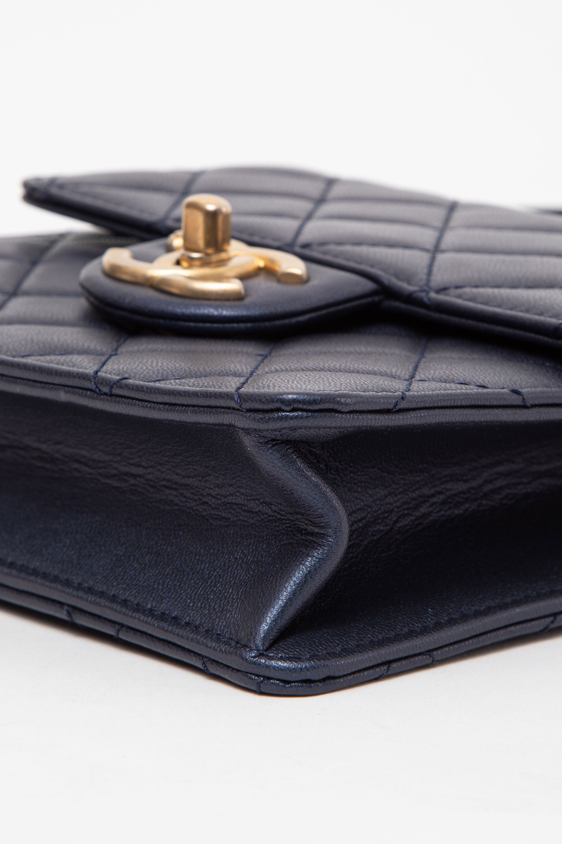 Pre-Owned Chanel 2019 Navy Lambskin Samll Pearl Flap Crossbody Bag