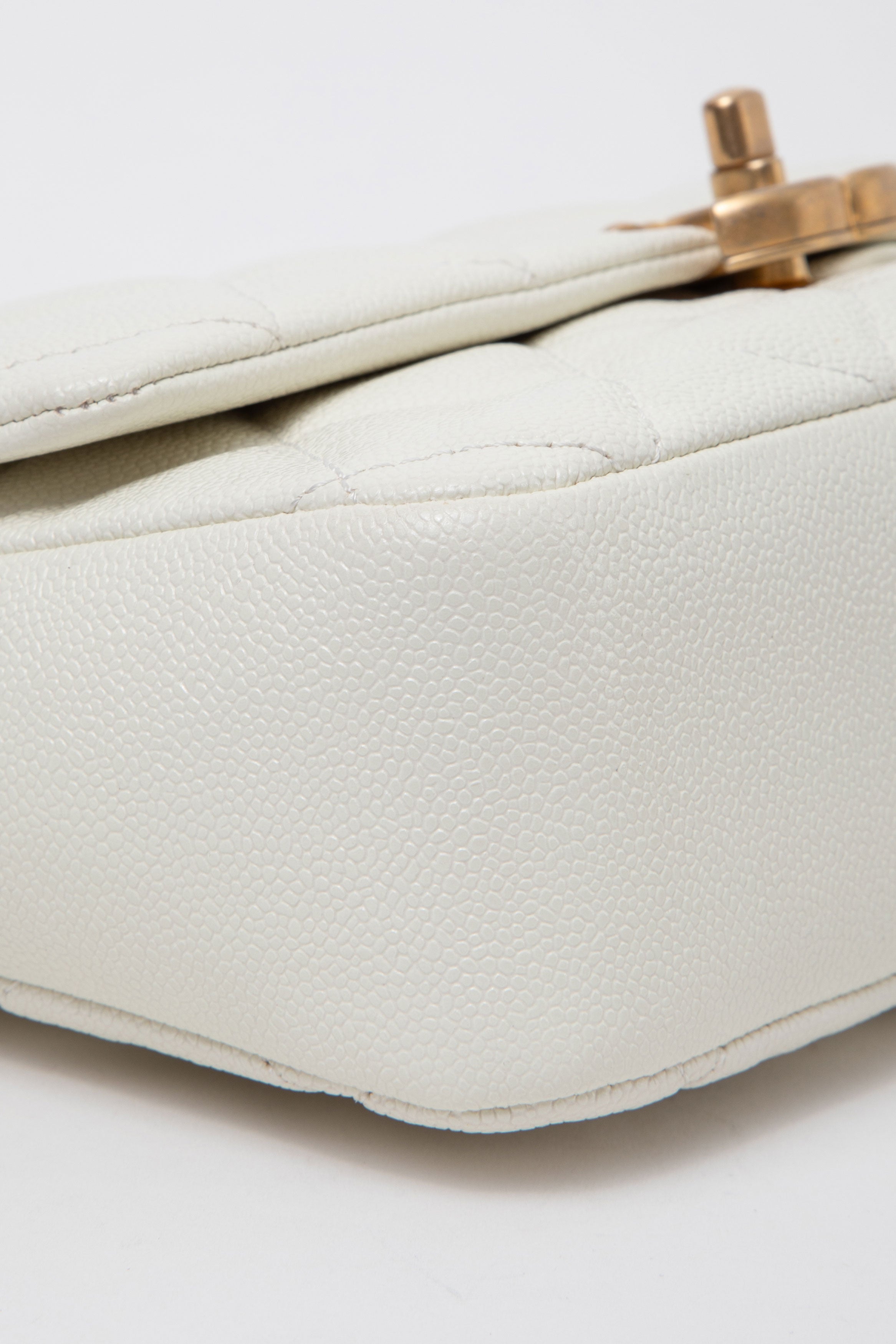 Pre-Owned Chanel White Caviar Quilted CC Flap Bag