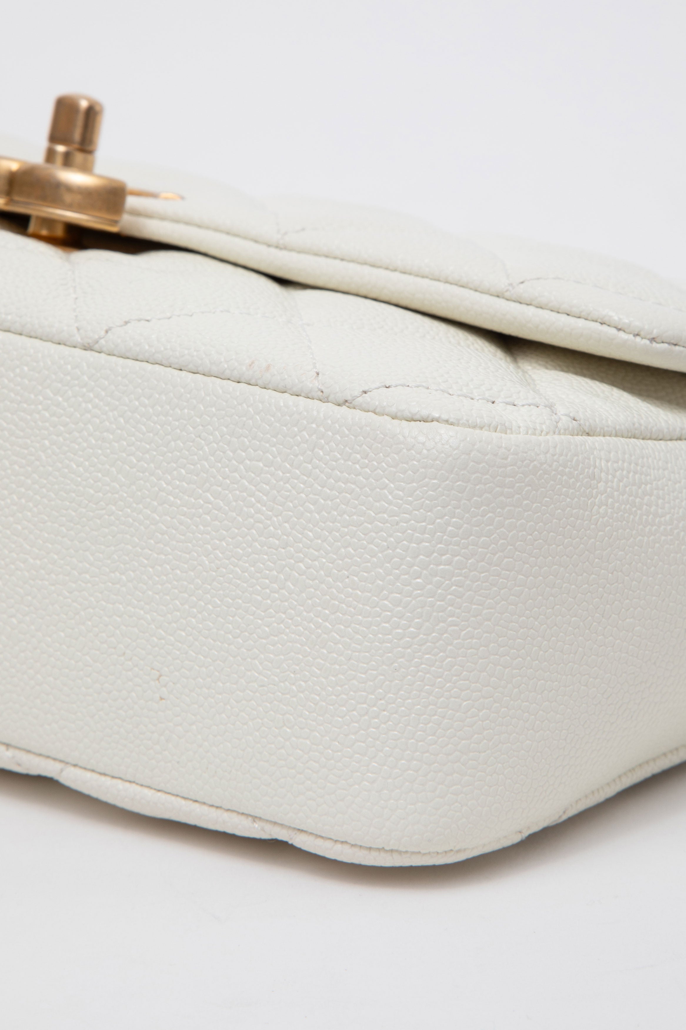 Pre-Owned Chanel White Caviar Quilted CC Flap Bag