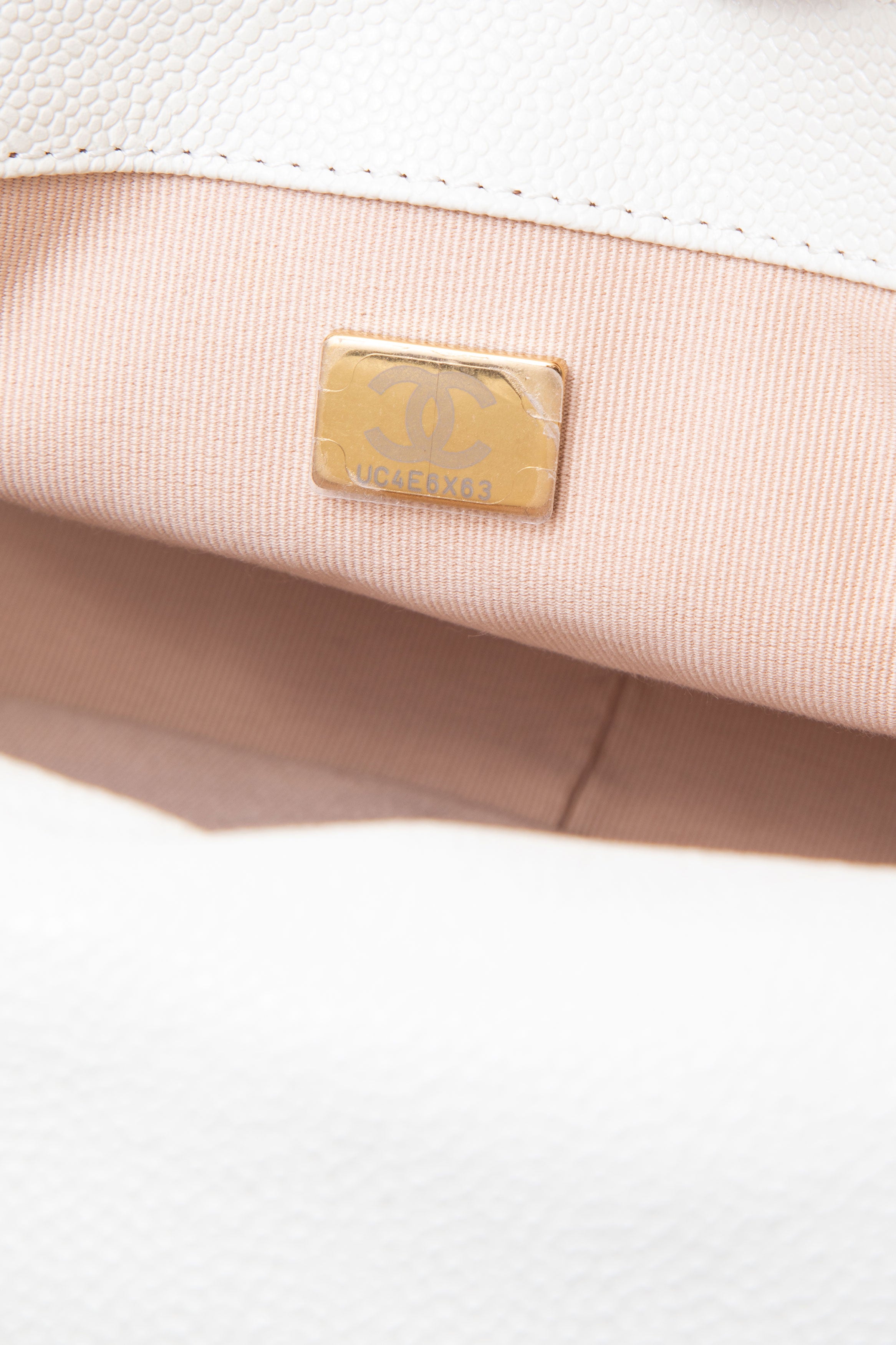 Pre-Owned Chanel White Caviar Quilted CC Flap Bag