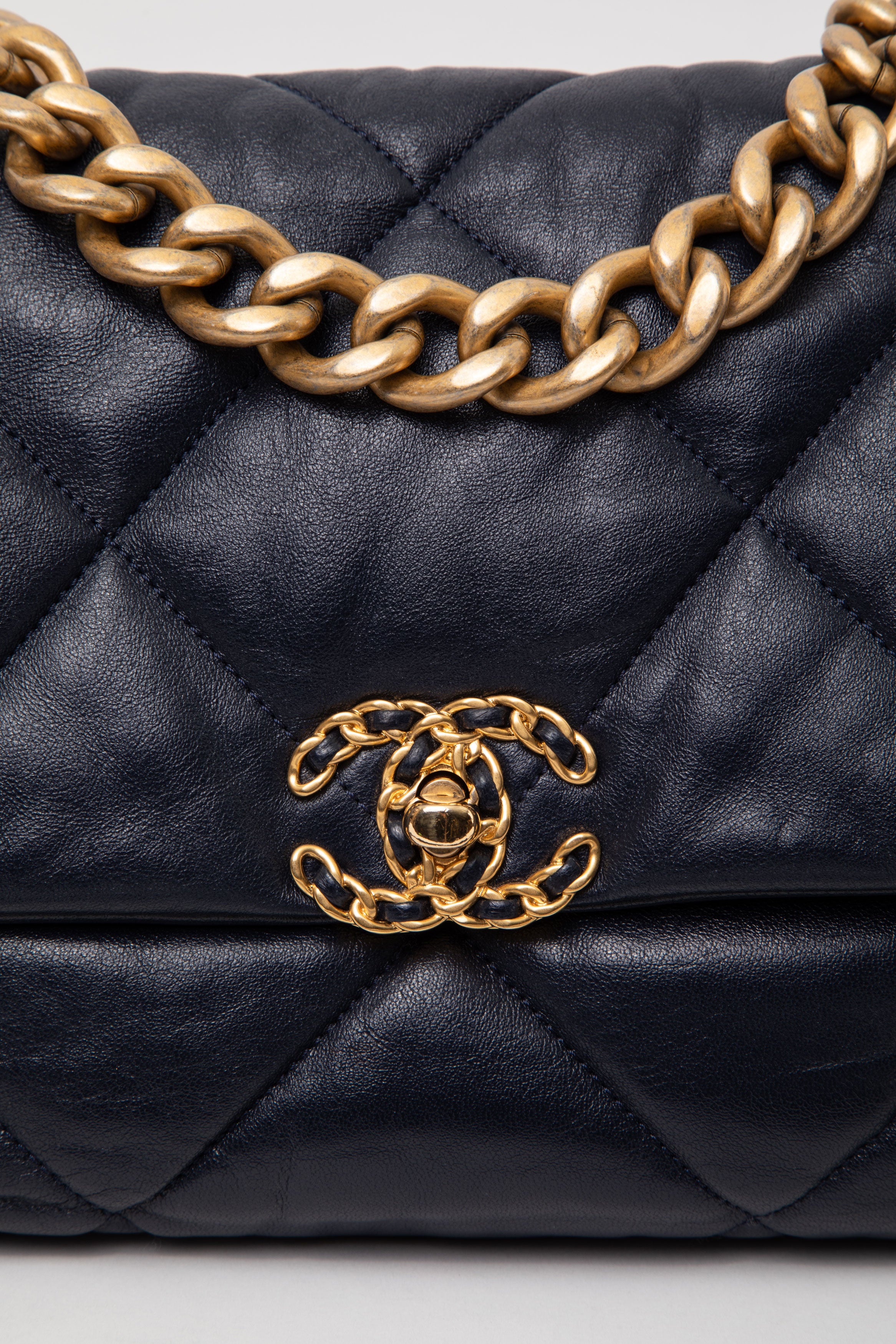 Pre-Owned CHANEL 2020 Navy Lambskin Medium 19 Hand Bag