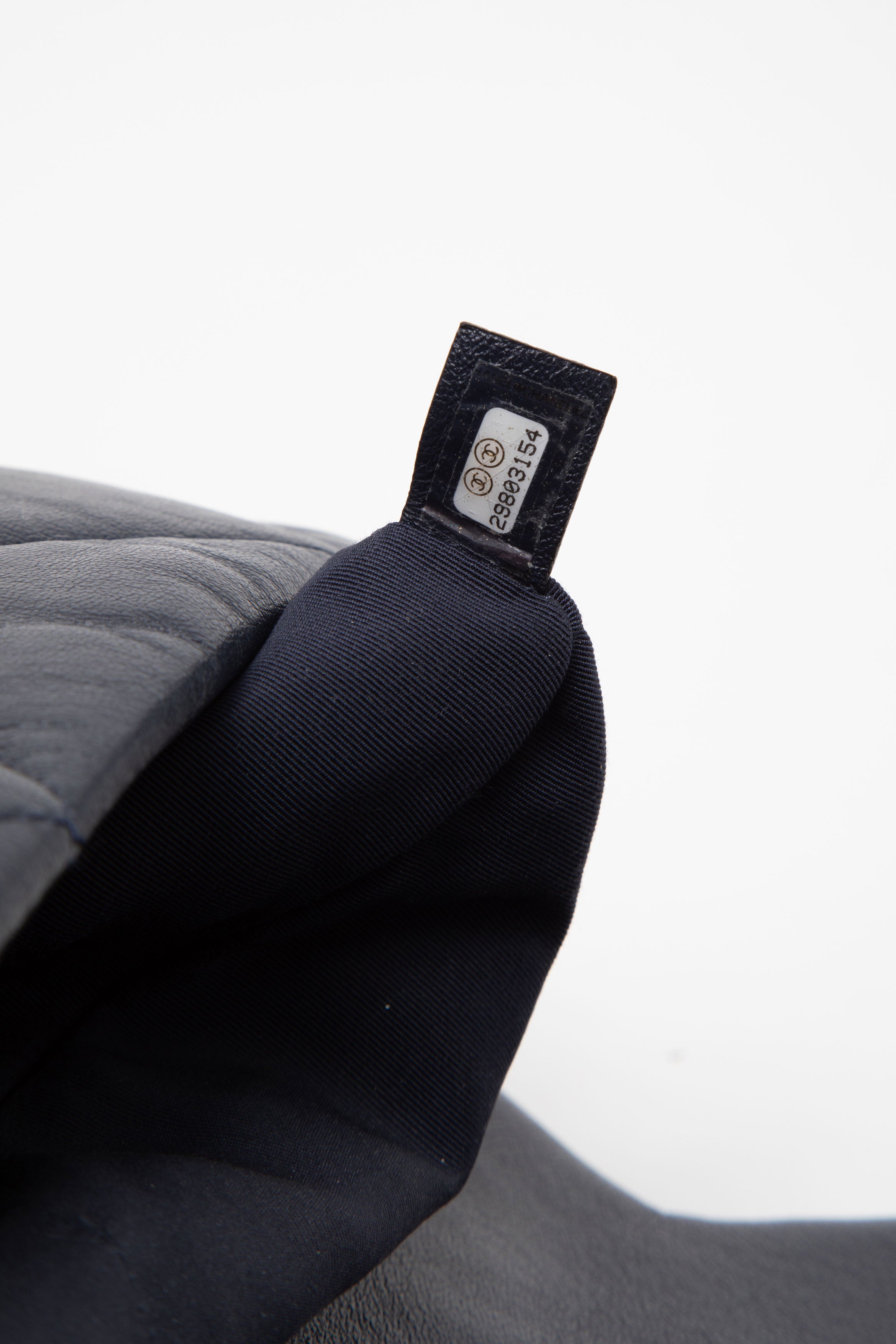 Pre-Owned CHANEL 2020 Navy Lambskin Medium 19 Hand Bag