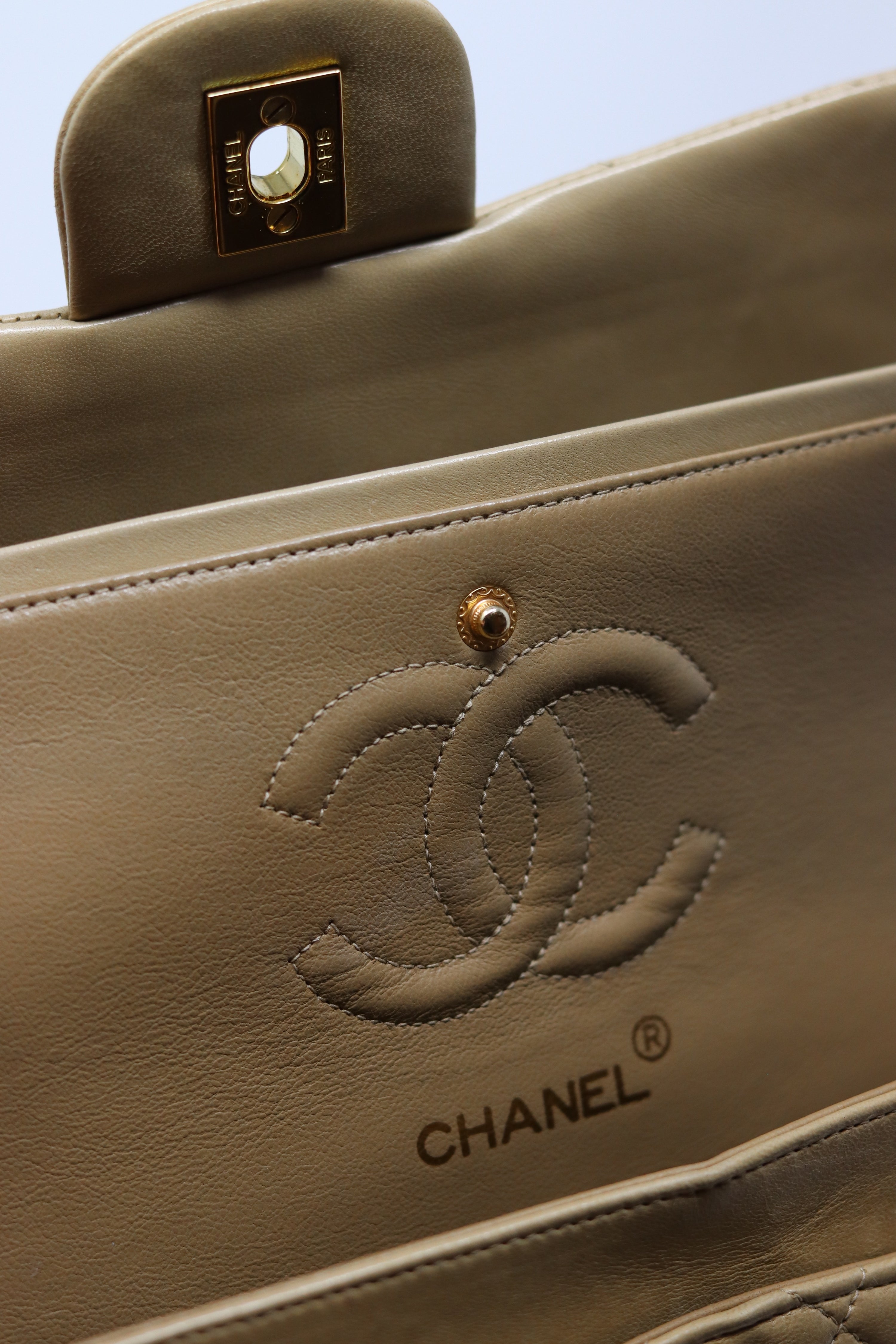 Pre-Owned CHANEL Beige Lambskin Classic Double Flap Small