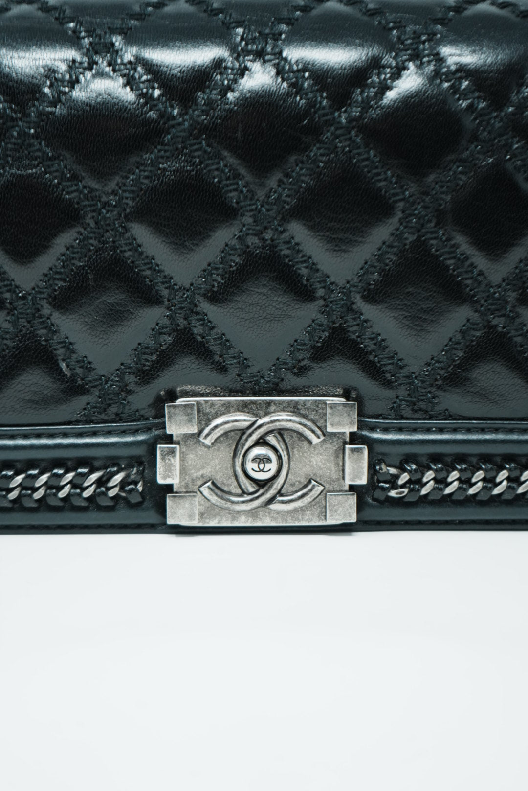 Pre-Owned Chanel Black Medium Boy Flap Bag with Handle