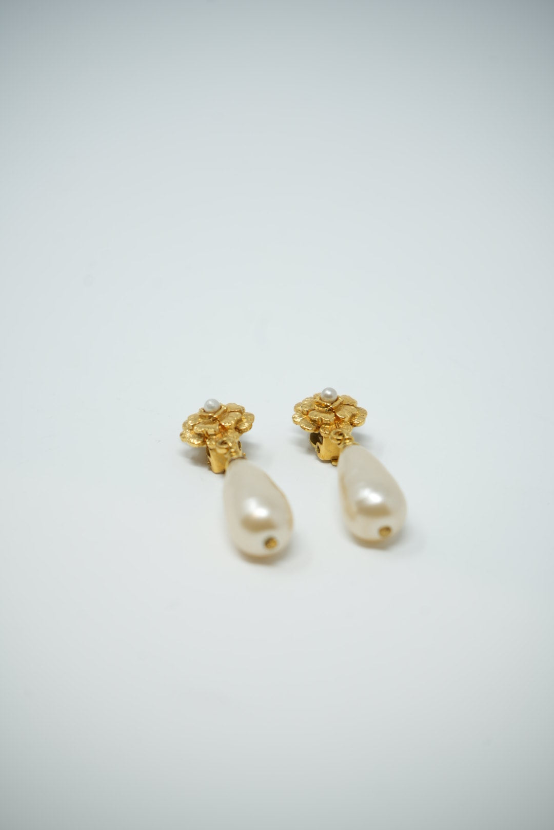 Pre-Owned CHANEL 1993 Camila Pearl Earrings Clip-On