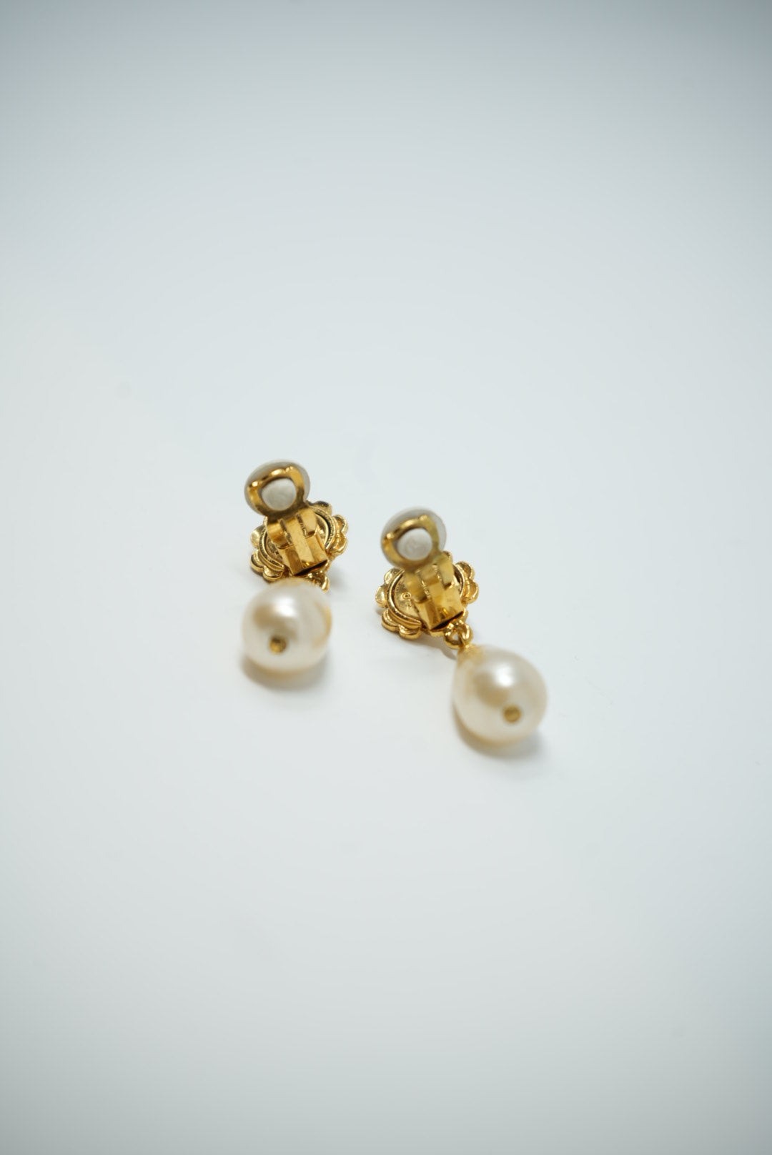 Pre-Owned CHANEL 1993 Camila Pearl Earrings Clip-On