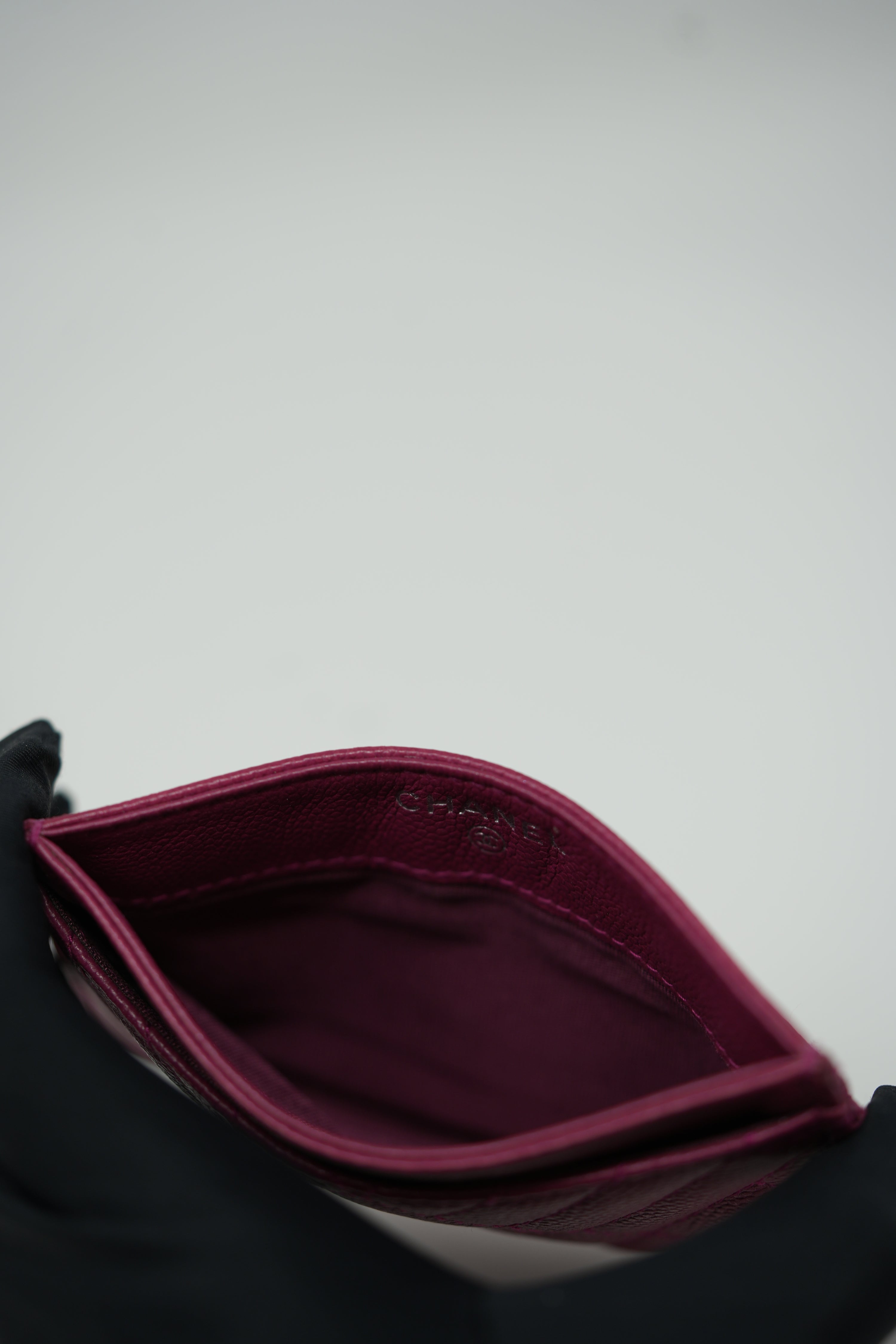 Pre-Owned Chanel Fuchsia Caviar Card Holder