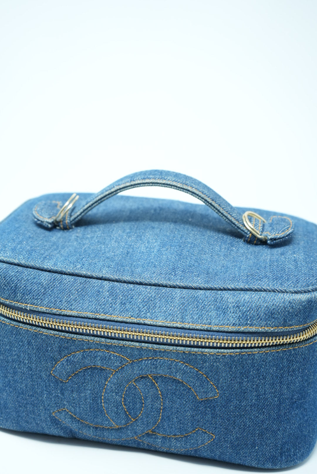 Pre-Owned Chanel Cosmetic Vanity Handbag Indigo Denim