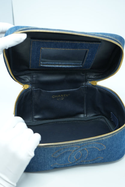 Pre-Owned Chanel Cosmetic Vanity Handbag Indigo Denim