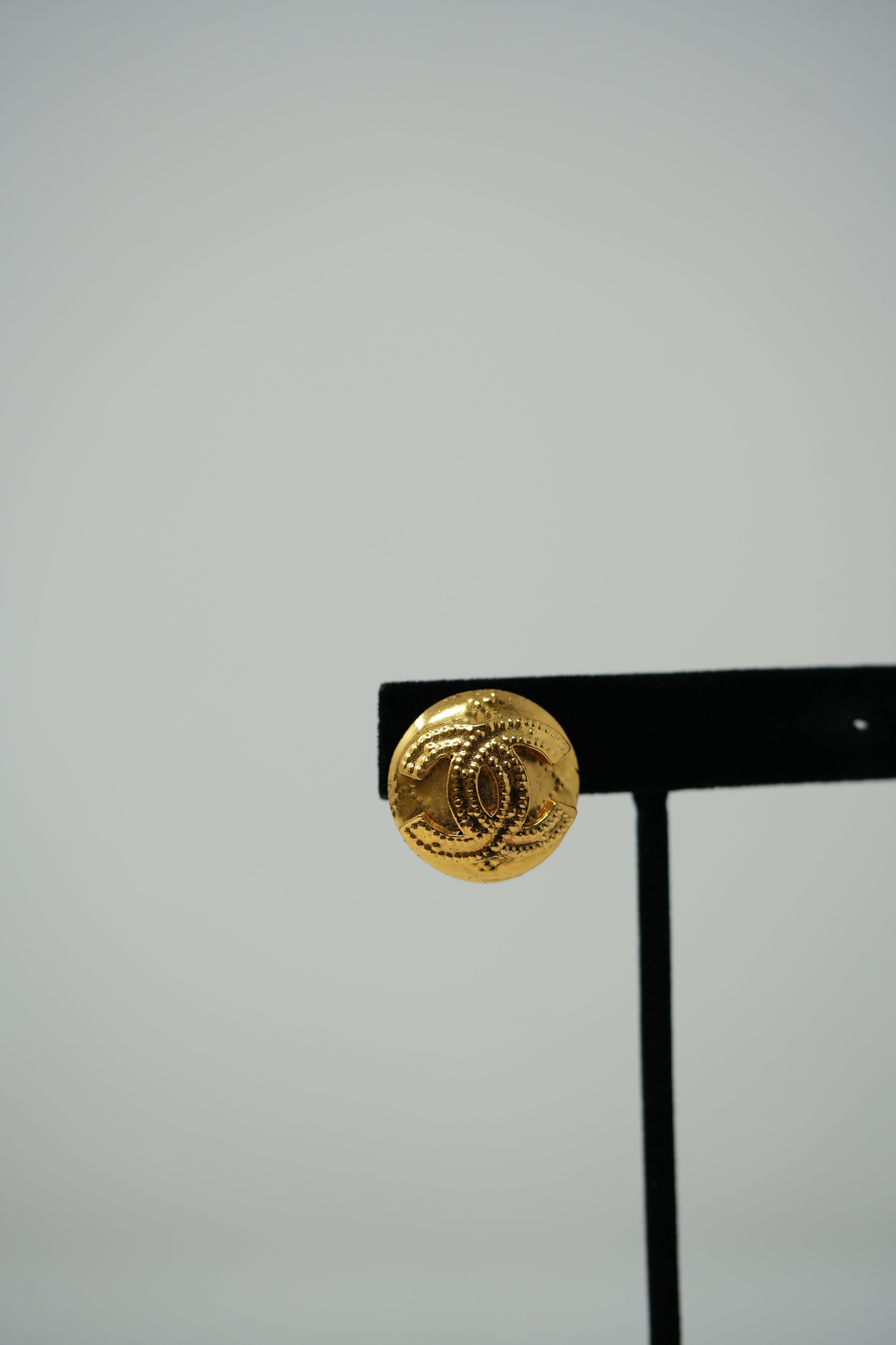 Pre-owned Chanel CC 1994 Button Clip-on Earrings