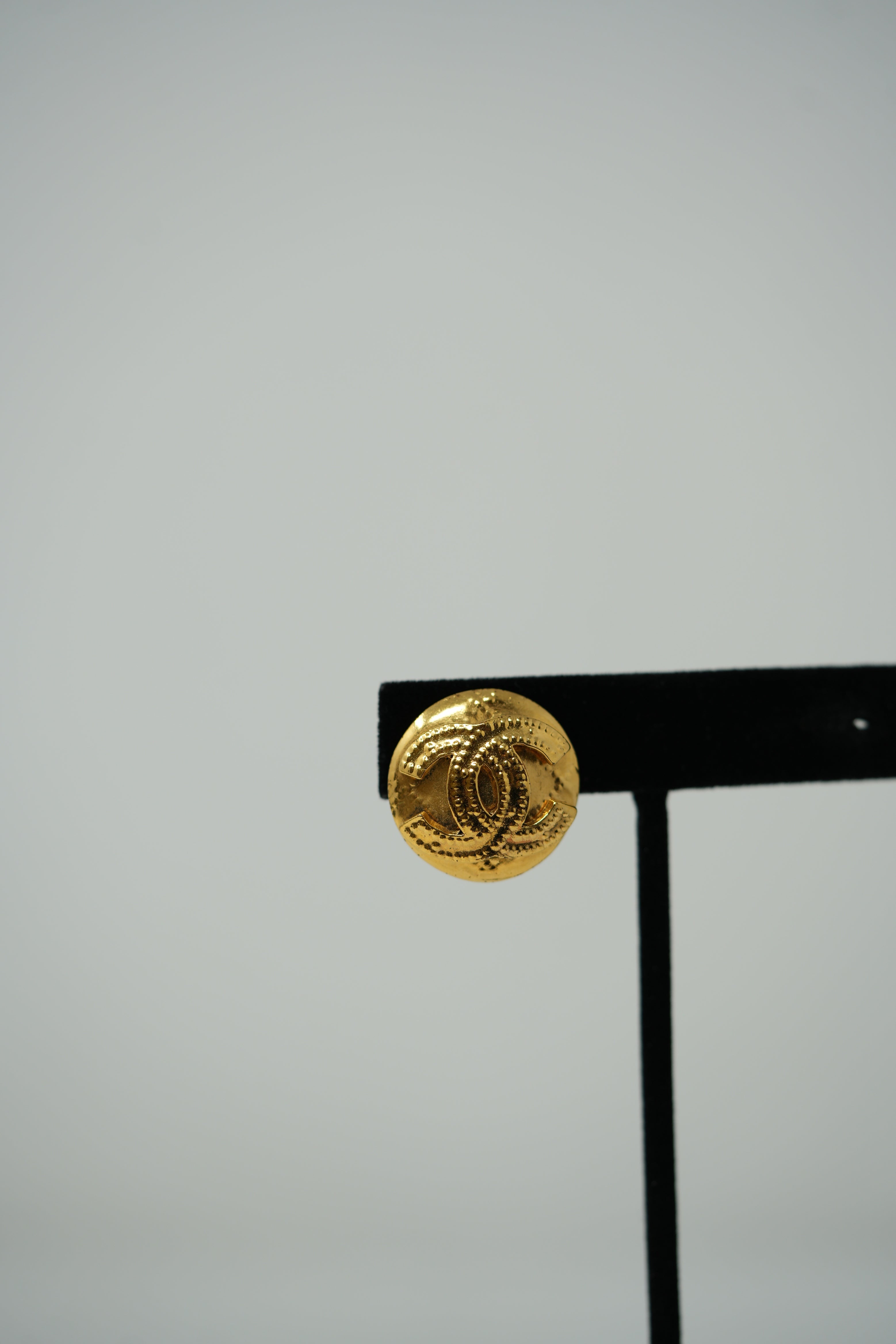Pre-owned Chanel CC 1994 Button Clip-on Earrings