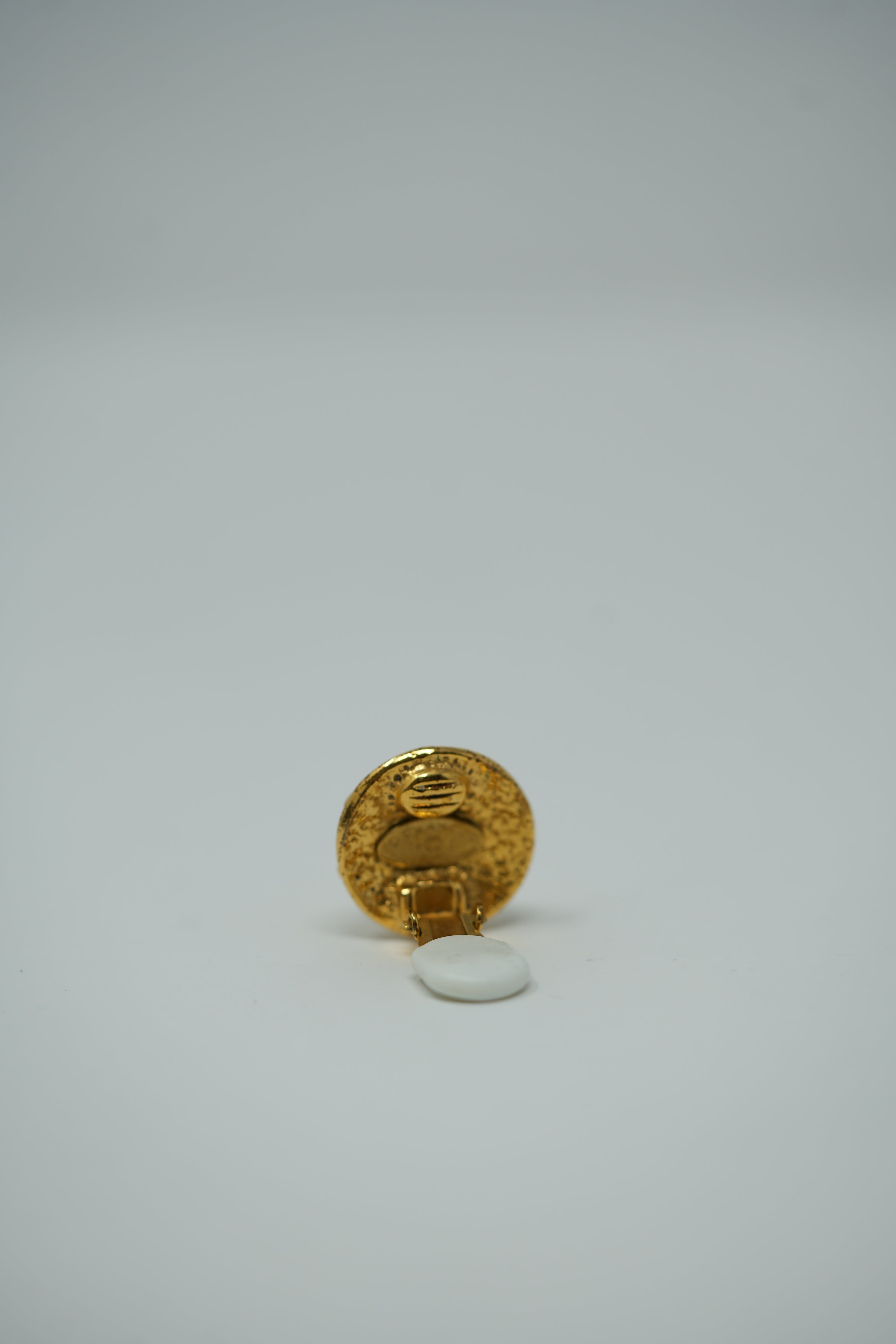 Pre-owned Chanel CC 1994 Button Clip-on Earrings