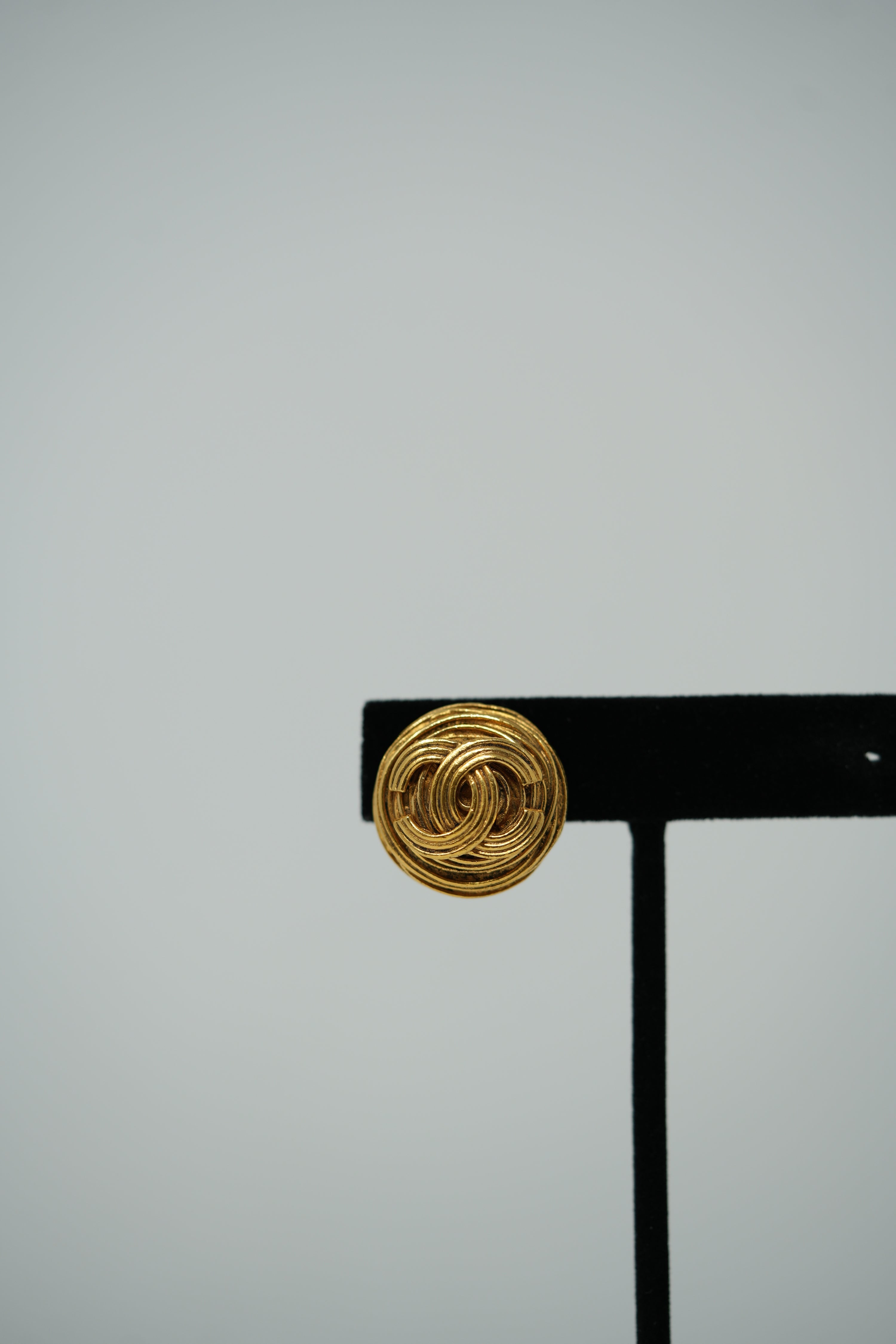 Pre-owned Chanel 1994 CC Button Earrings
