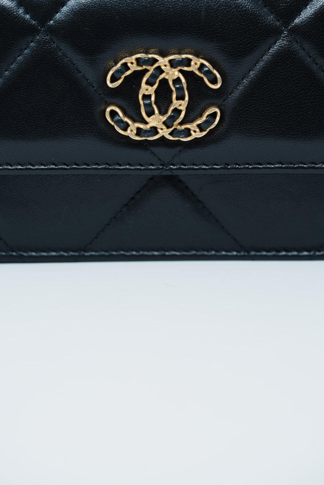 Pre-Owned Chanel 19 Black Lambskin Clutch with Chain